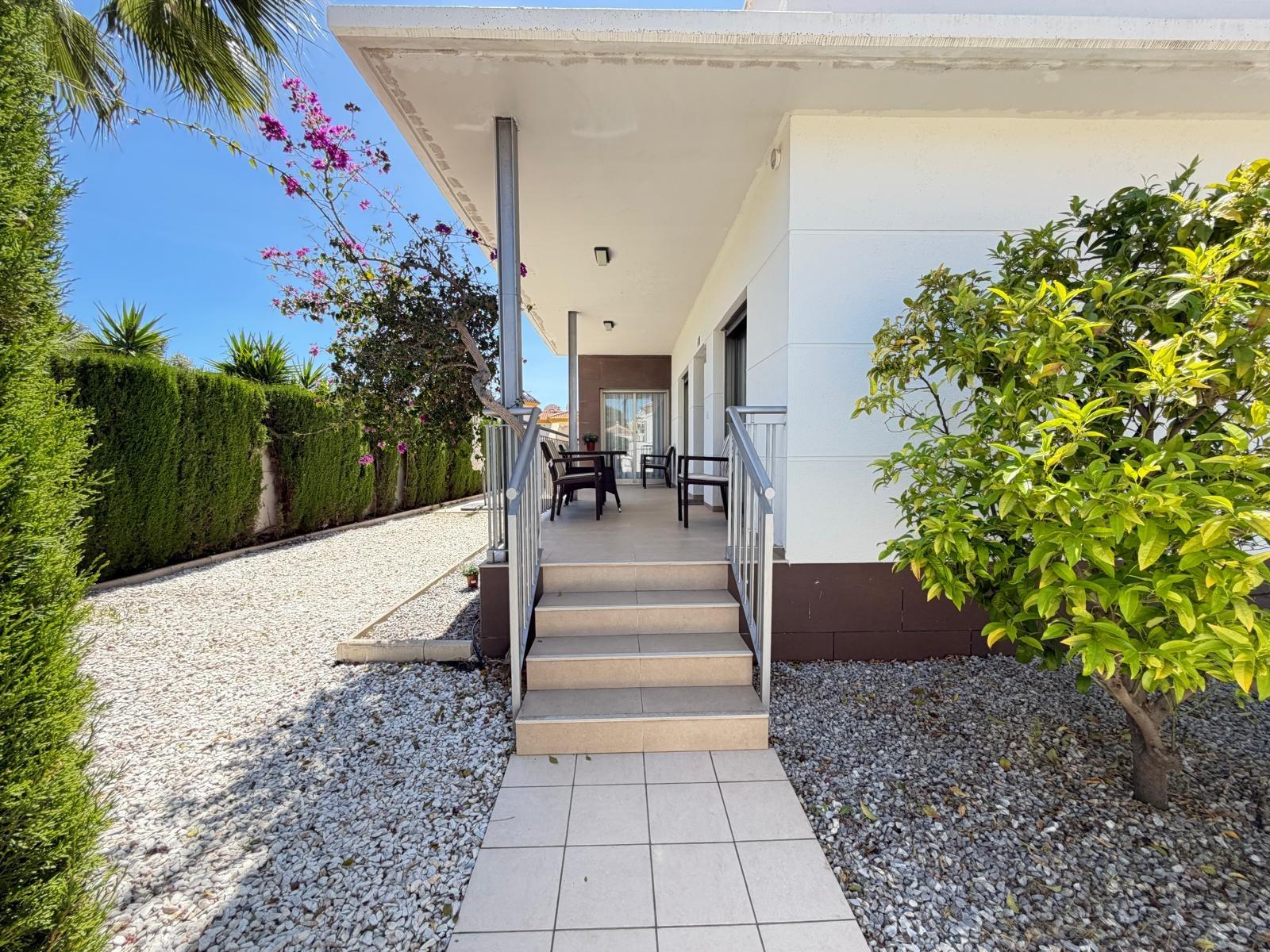 VILLA INDEPENDIENTE EN CIUDAD QUESADA DE 4 DORM. 3 BAÑOS. CO - foto 2