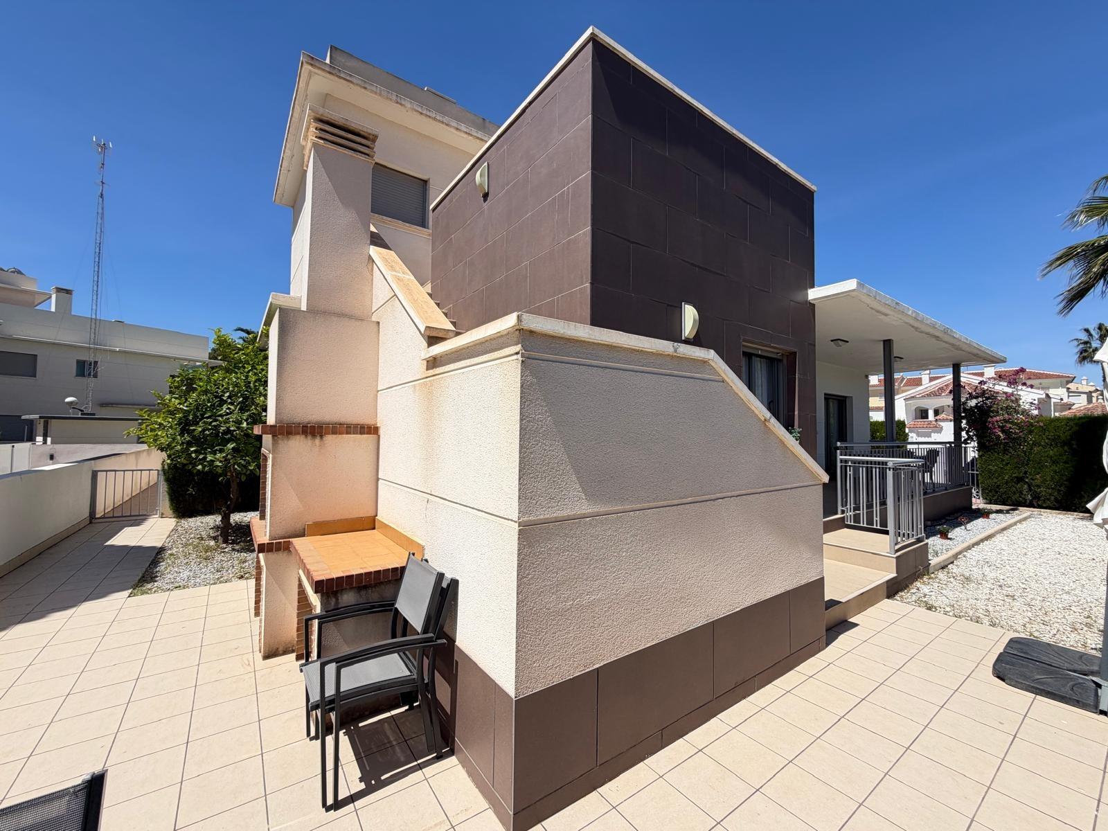 VILLA INDEPENDIENTE EN CIUDAD QUESADA DE 4 DORM. 3 BAÑOS. CO - foto 15