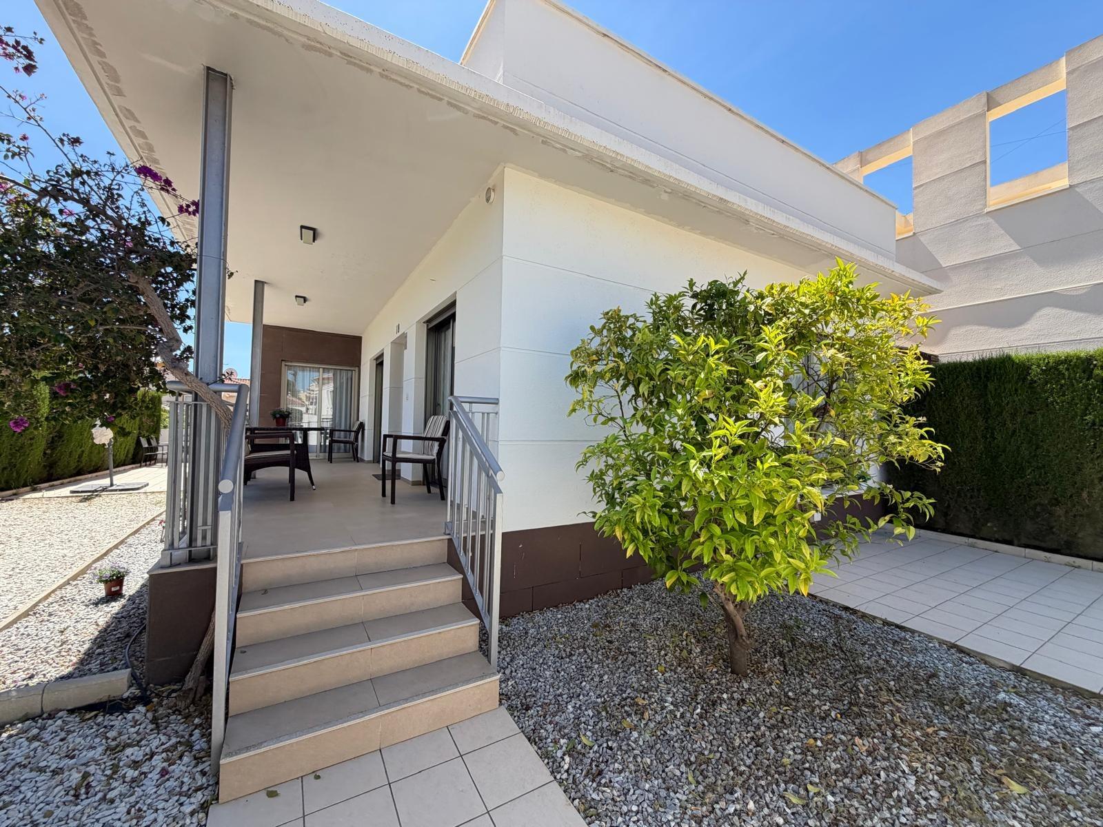VILLA INDEPENDIENTE EN CIUDAD QUESADA DE 4 DORM. 3 BAÑOS. CO - foto 3