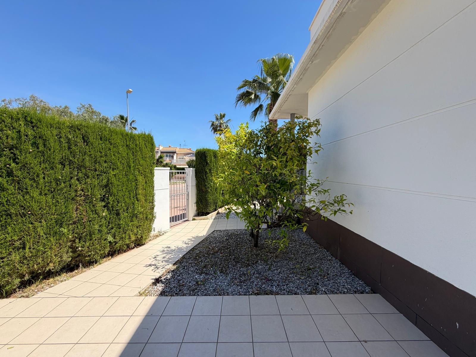 VILLA INDEPENDIENTE EN CIUDAD QUESADA DE 4 DORM. 3 BAÑOS. CO - foto 6