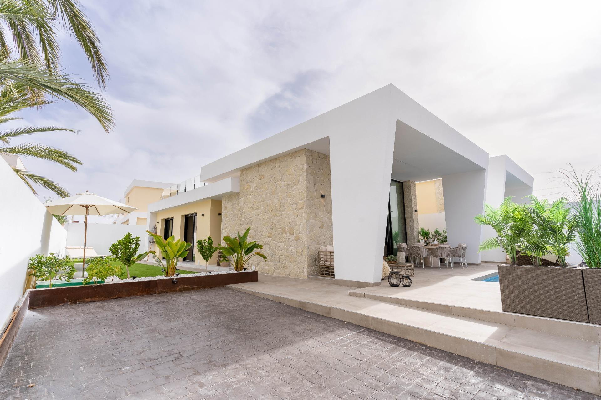 Villa Moderna con Estilo Escandinavo y Vistas a la Laguna Ro