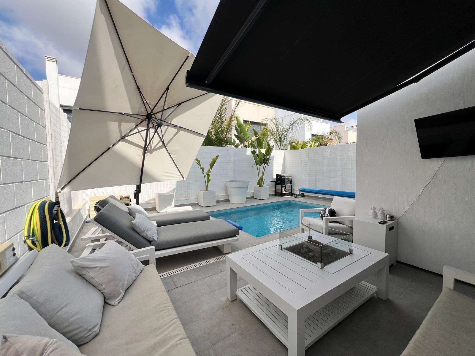 Moderna Villa de 3 Dormitorios con Piscina Privada y Soláriu