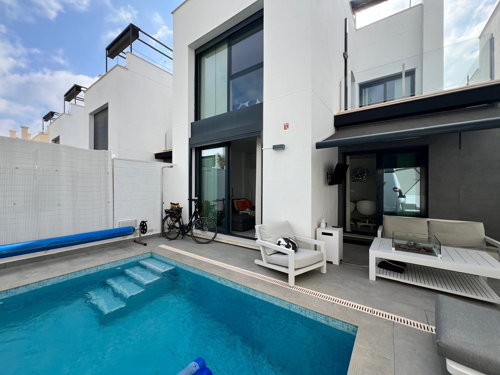 Moderna Villa de 3 Dormitorios con Piscina Privada y Soláriu - foto 2