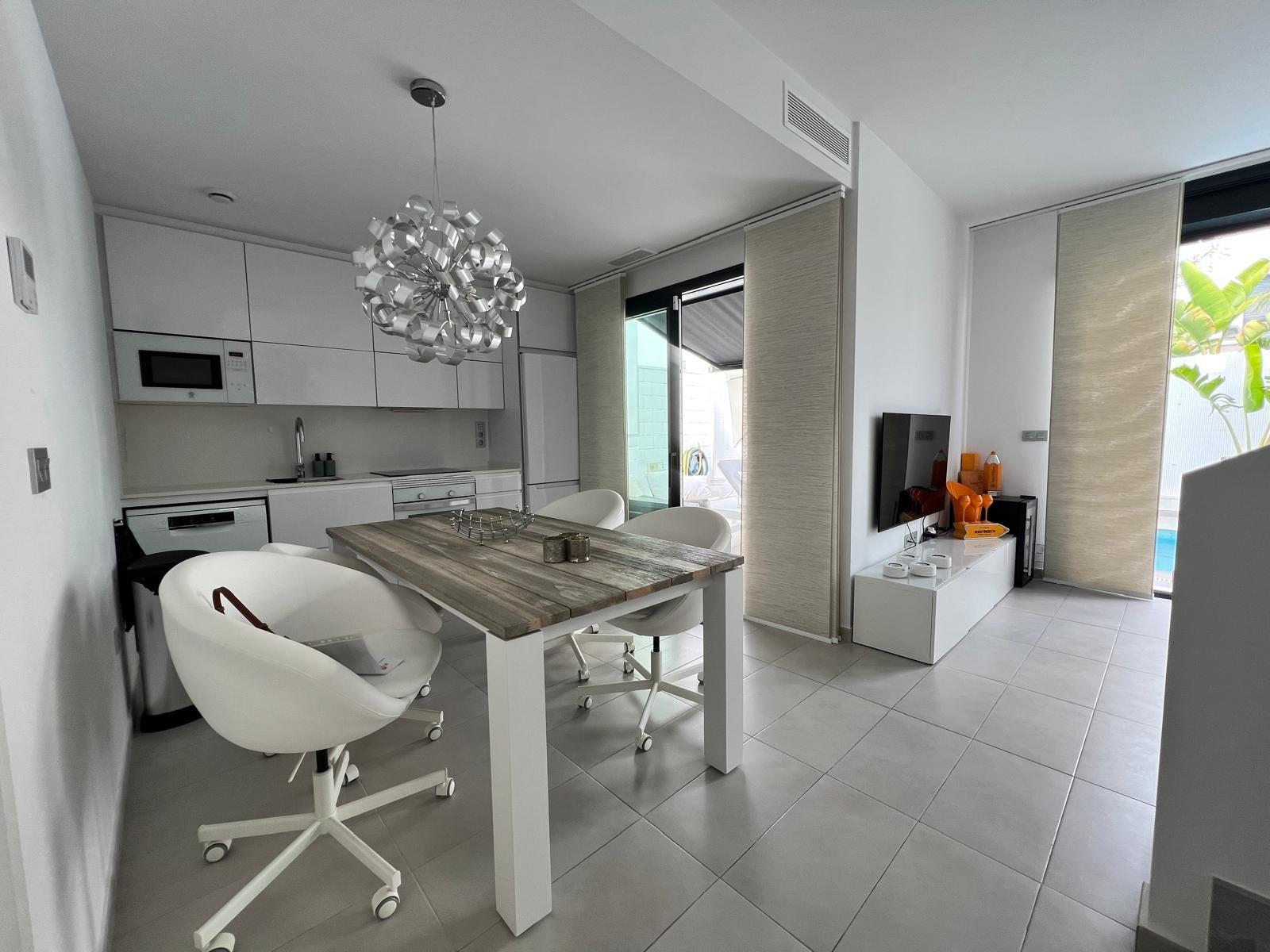 Moderna Villa de 3 Dormitorios con Piscina Privada y Soláriu - foto 11