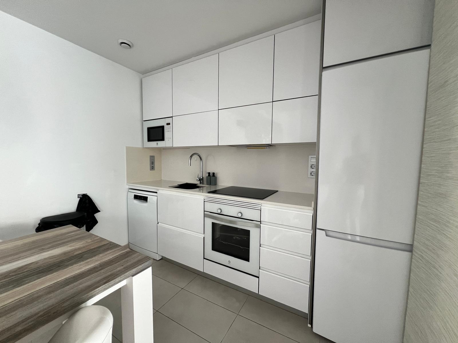 Moderna Villa de 3 Dormitorios con Piscina Privada y Soláriu - foto 12