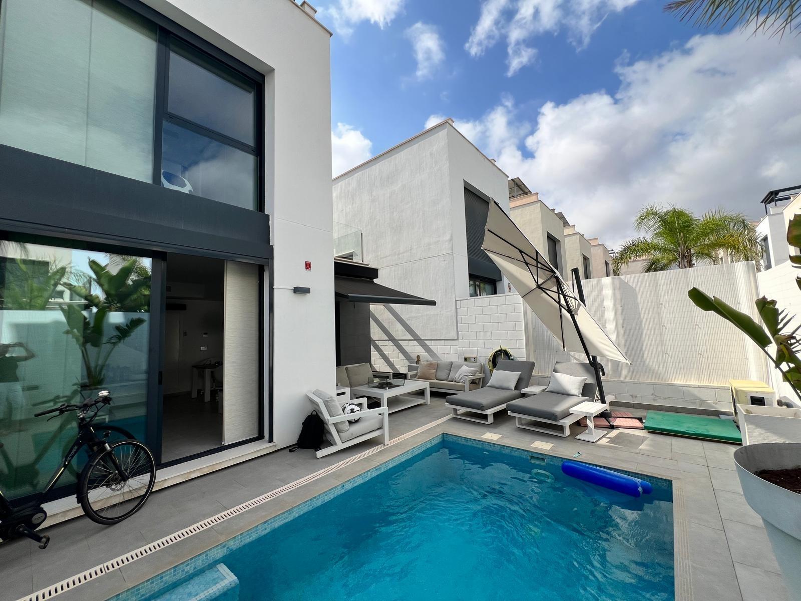 Moderna Villa de 3 Dormitorios con Piscina Privada y Soláriu - foto 3