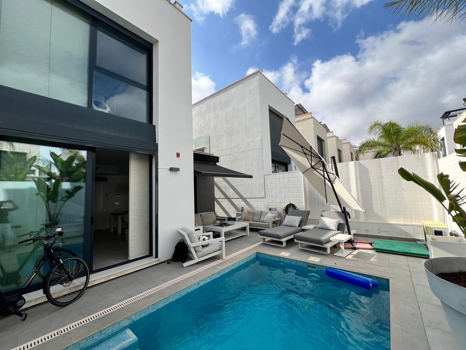 Moderna Villa de 3 Dormitorios con Piscina Privada y Soláriu - foto 21