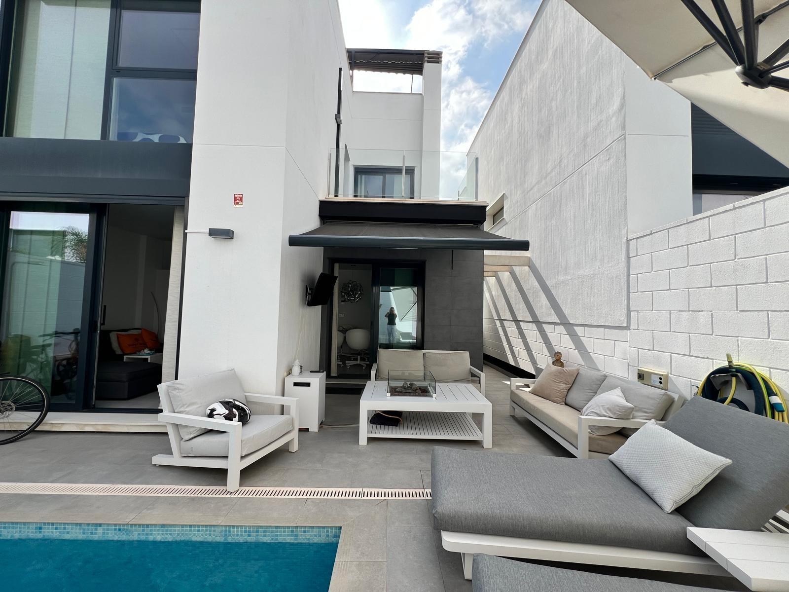 Moderna Villa de 3 Dormitorios con Piscina Privada y Soláriu - foto 24