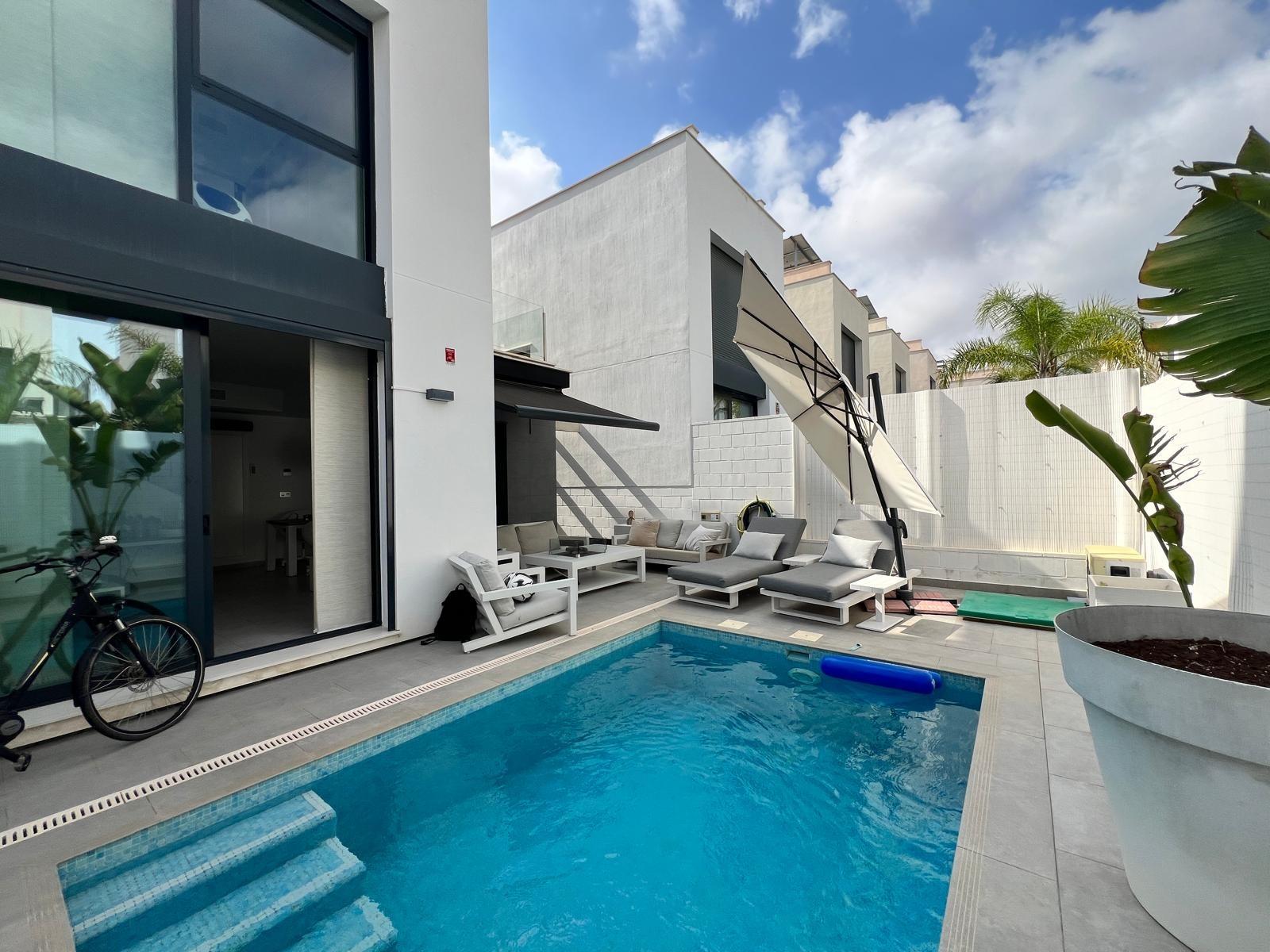 Moderna Villa de 3 Dormitorios con Piscina Privada y Soláriu - foto 4