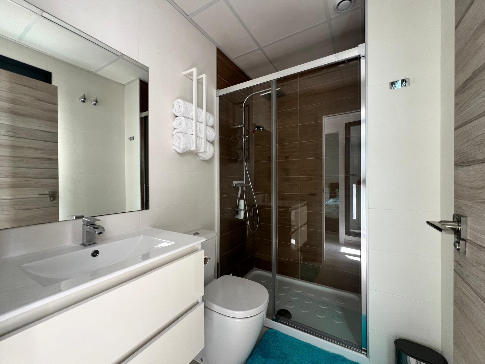 Moderna Villa de 3 Dormitorios con Piscina Privada y Soláriu - foto 34