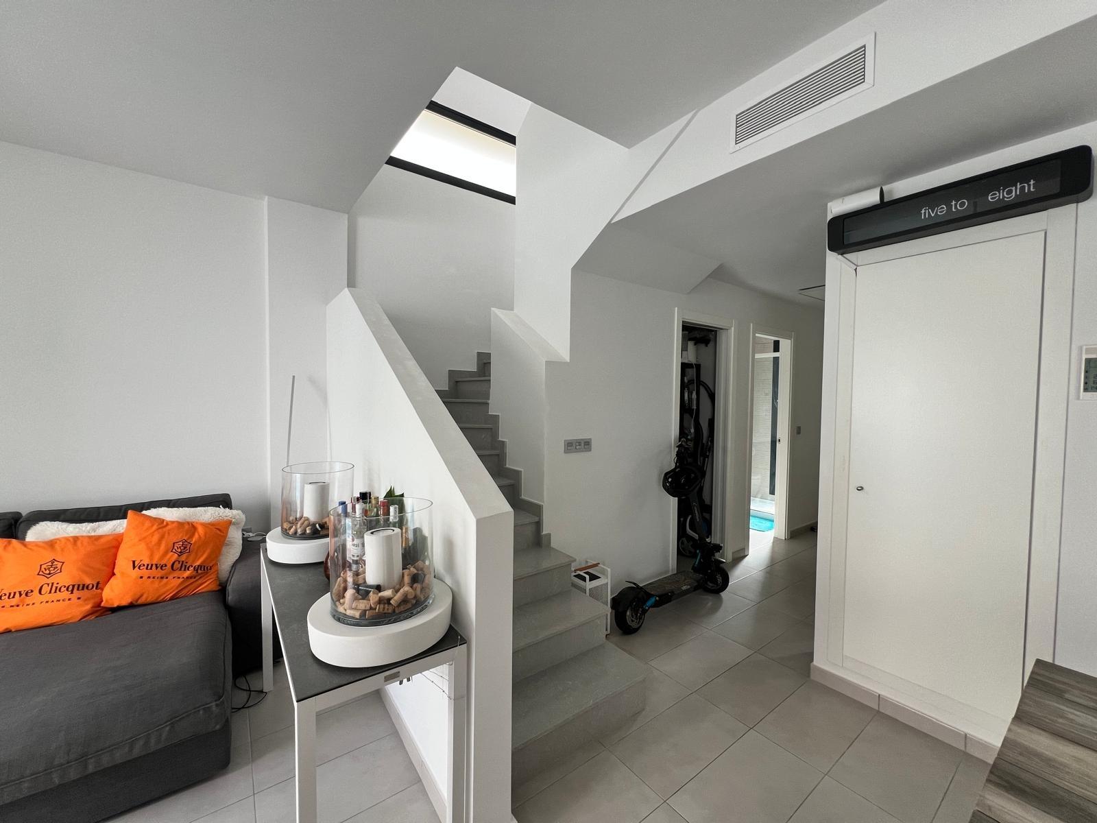 Moderna Villa de 3 Dormitorios con Piscina Privada y Soláriu - foto 10