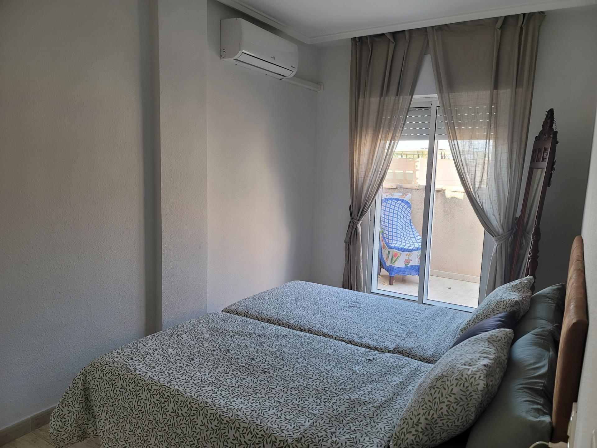 Encantador ático con 3 dormitorios y piscina comunitaria - foto 14