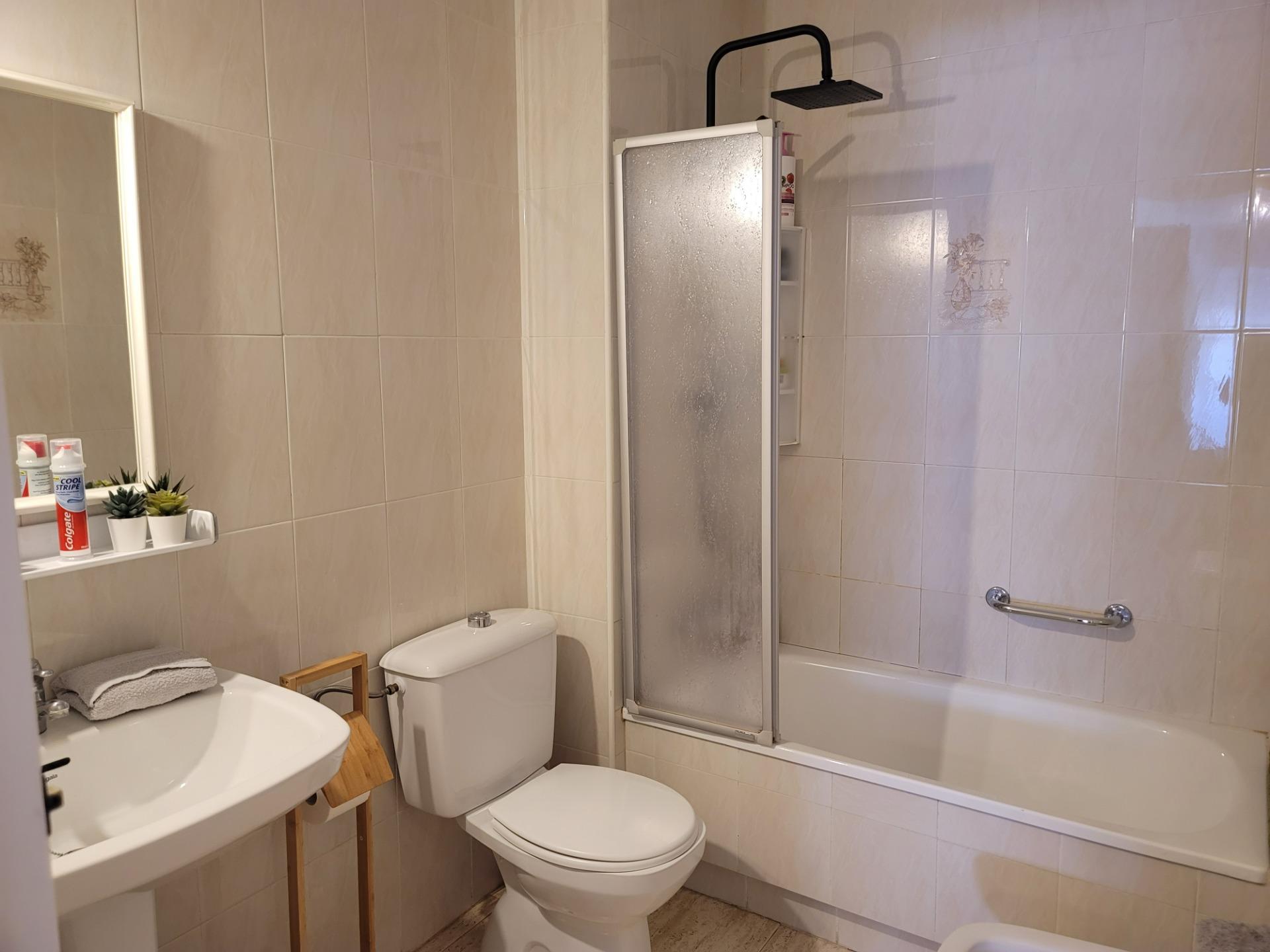 Encantador ático con 3 dormitorios y piscina comunitaria - foto 17