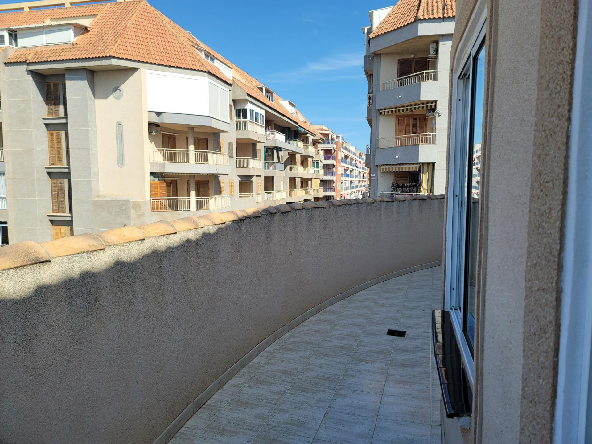 Encantador ático con 3 dormitorios y piscina comunitaria - foto 5
