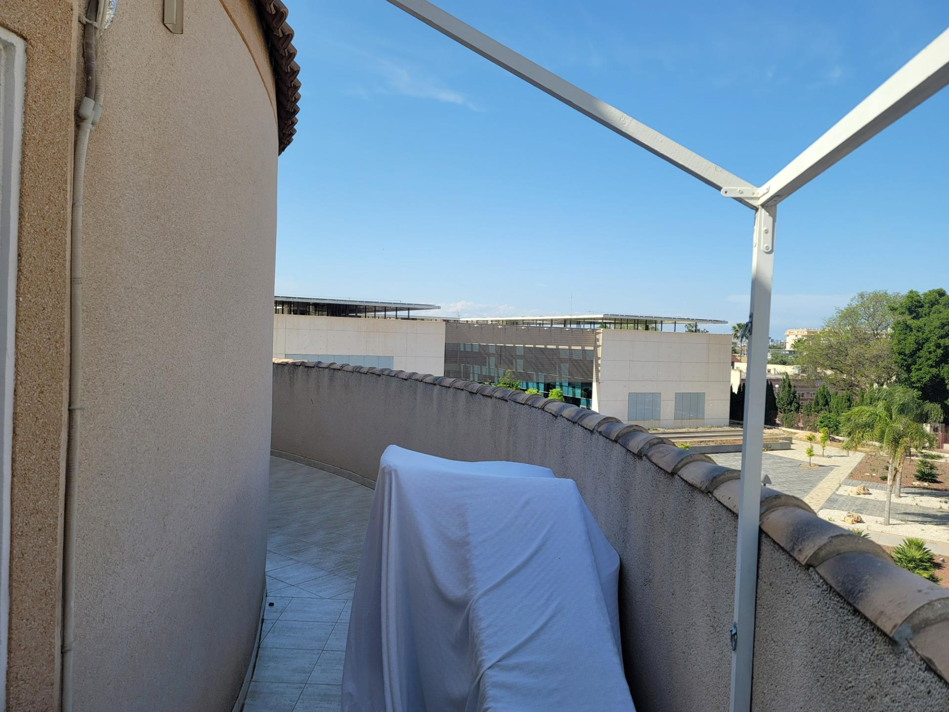 Encantador ático con 3 dormitorios y piscina comunitaria - foto 6