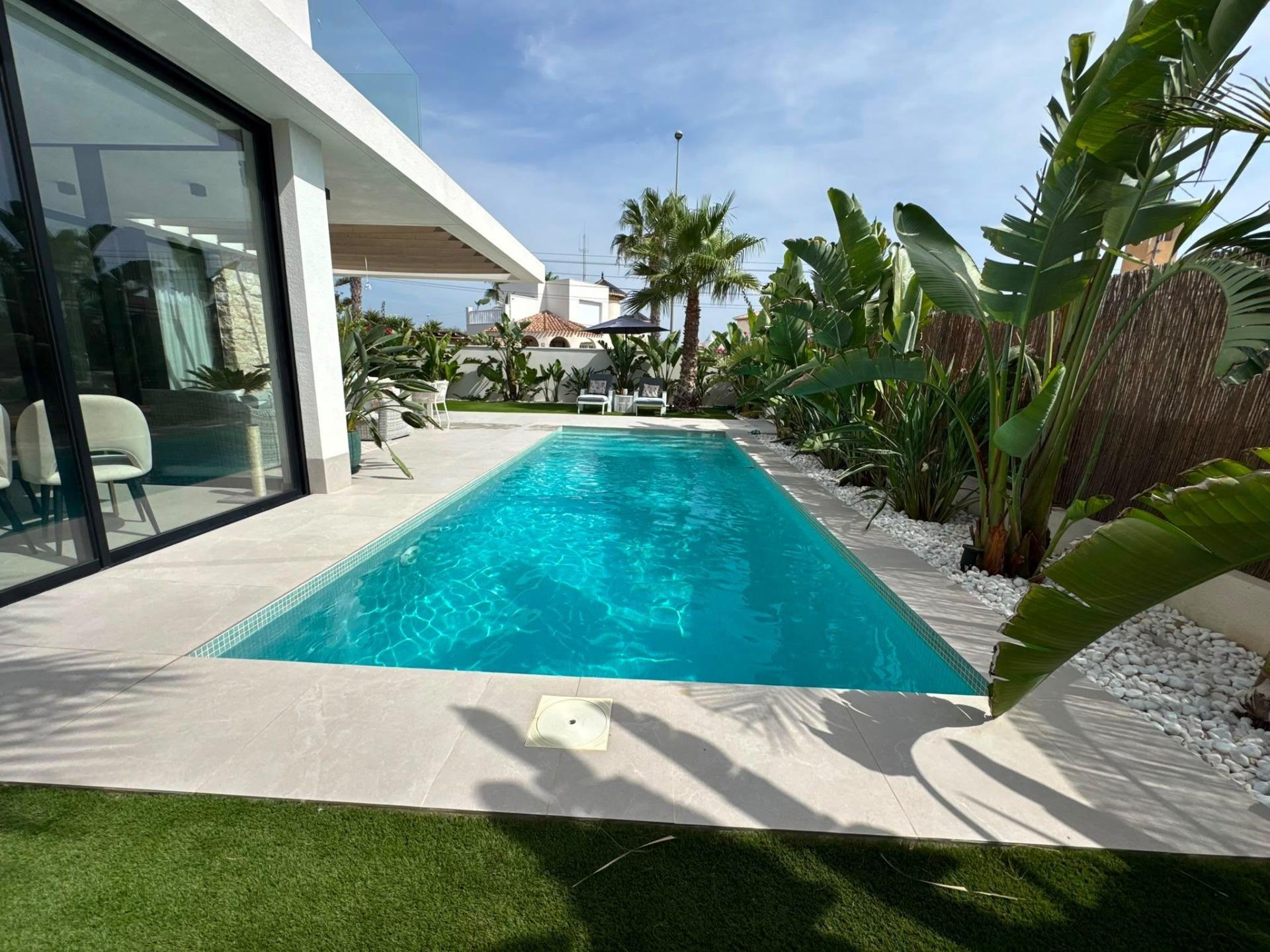VILLA INDEPENDIENTE A ESTRENAR CON PISCINA PRIVADA | LOMAS D - foto 2
