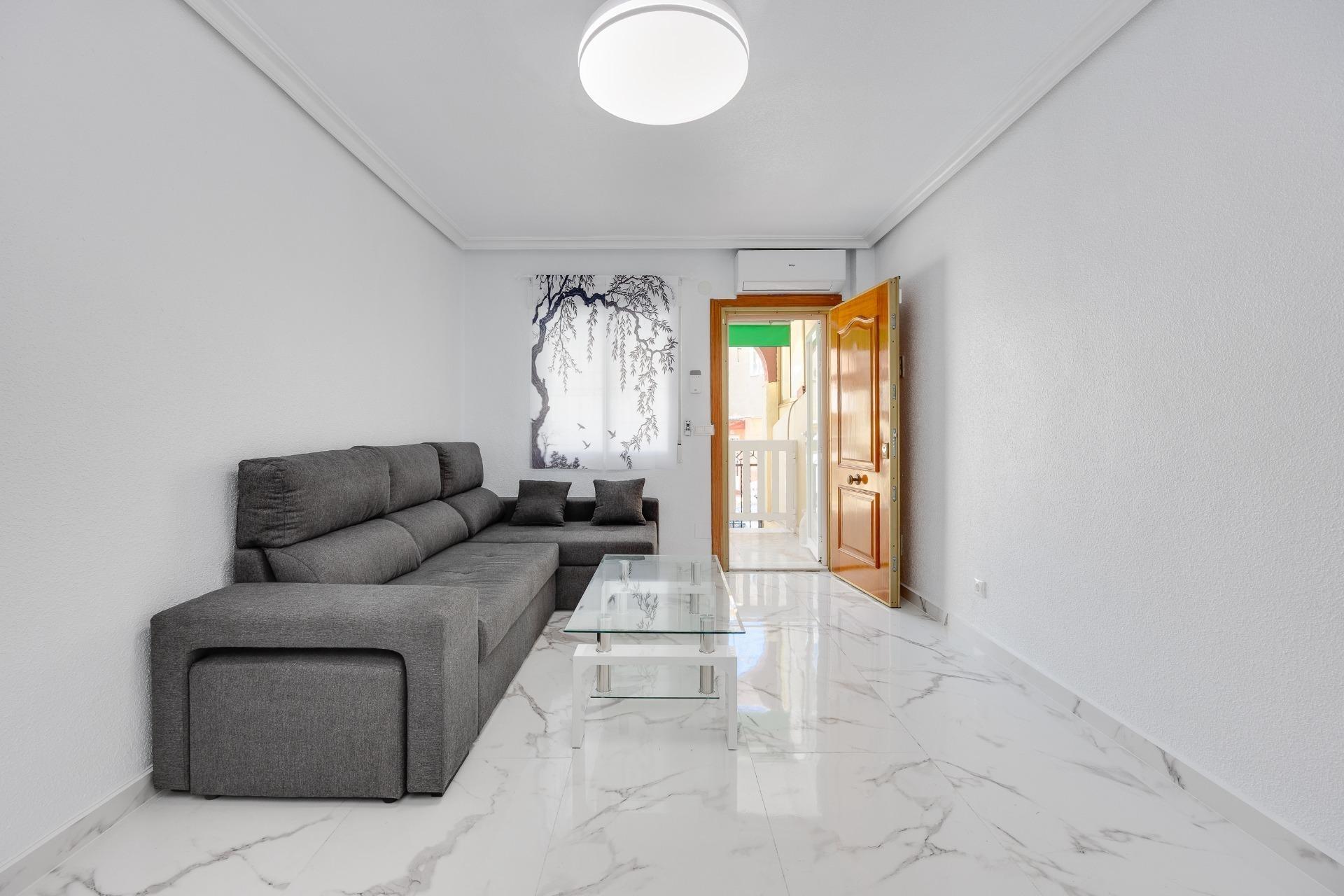DÚPLEX REFORMADO A UN PASO DE LA PLAYA | TORREVIEJA - foto 11