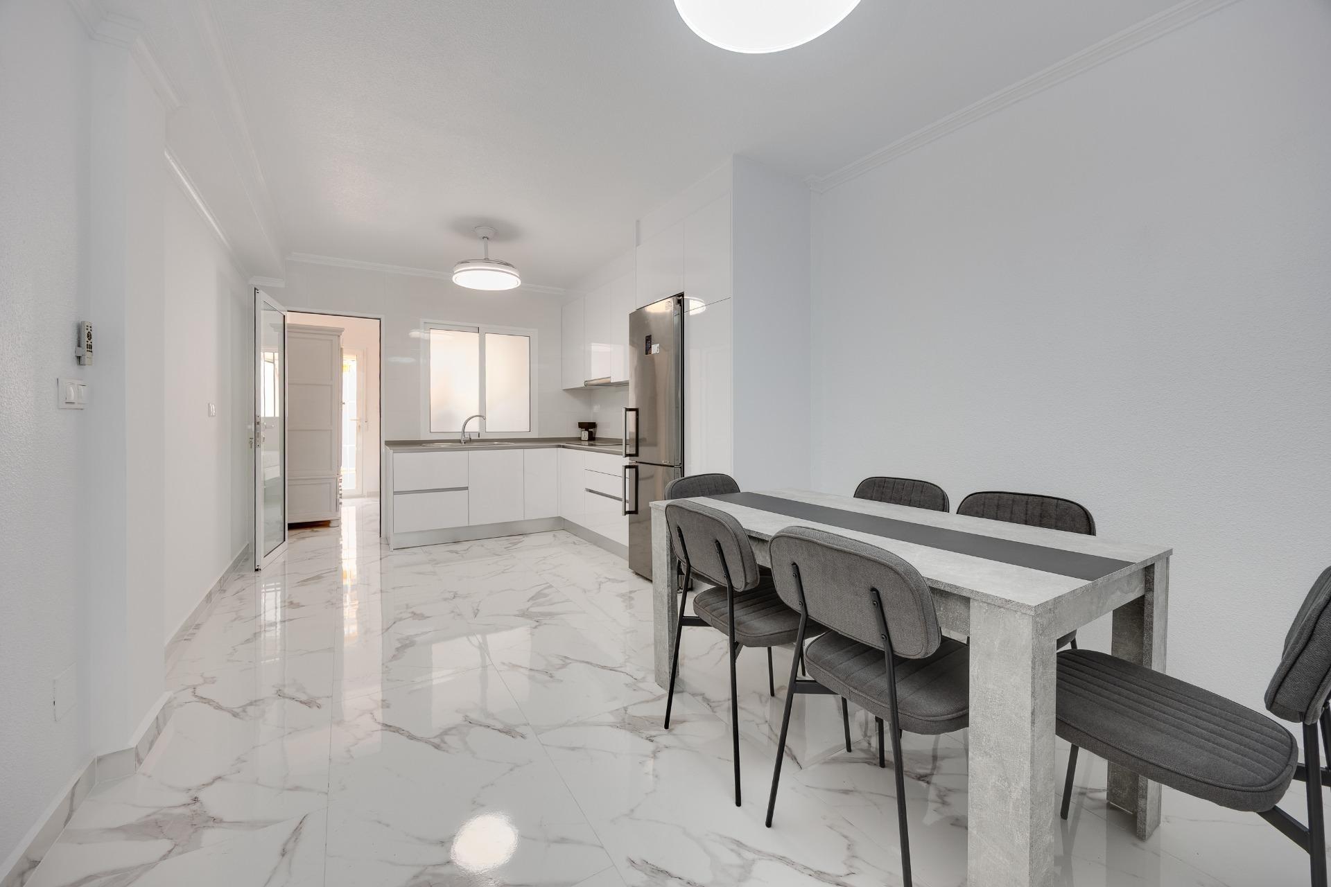 DÚPLEX REFORMADO A UN PASO DE LA PLAYA | TORREVIEJA - foto 3