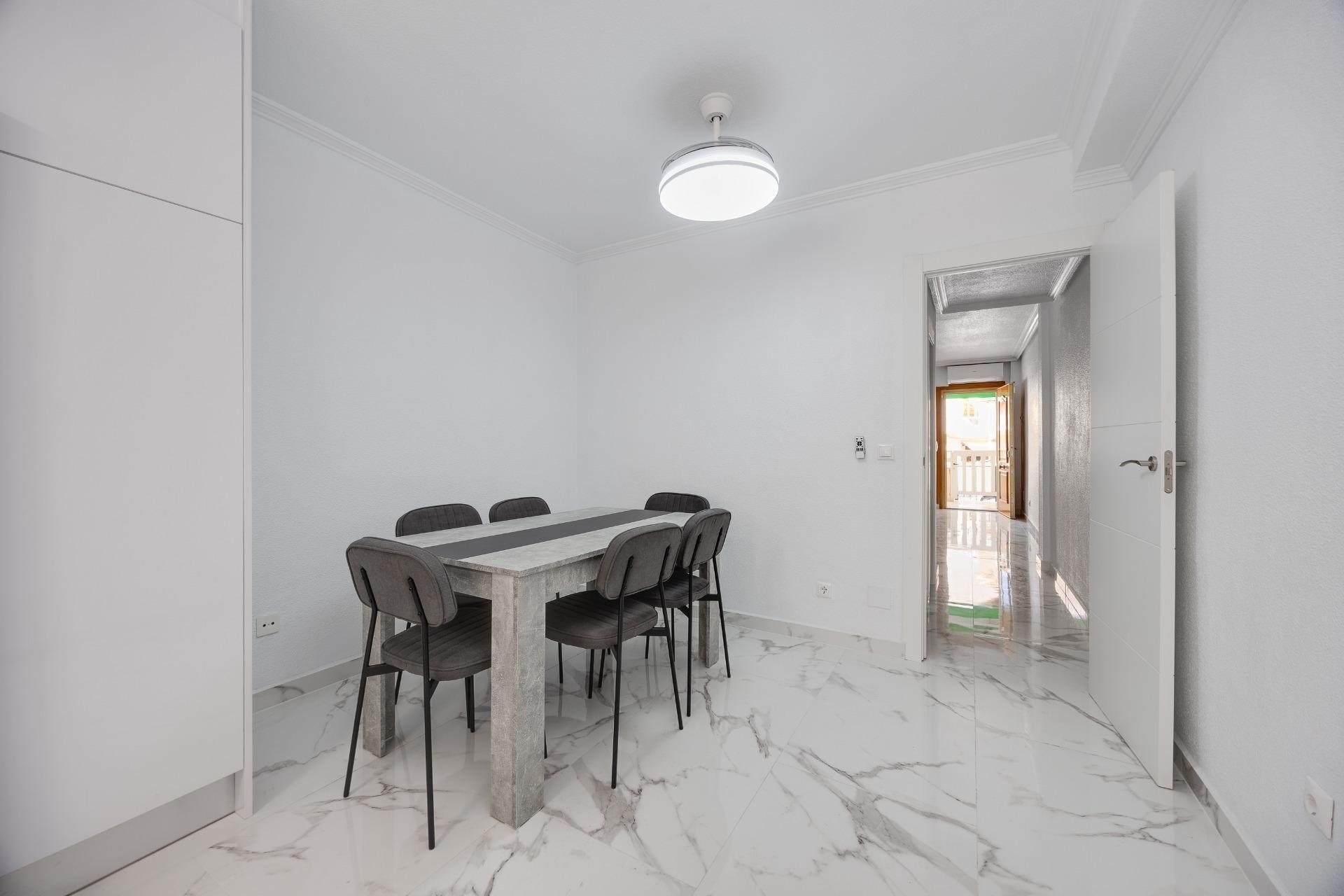 DÚPLEX REFORMADO A UN PASO DE LA PLAYA | TORREVIEJA - foto 8