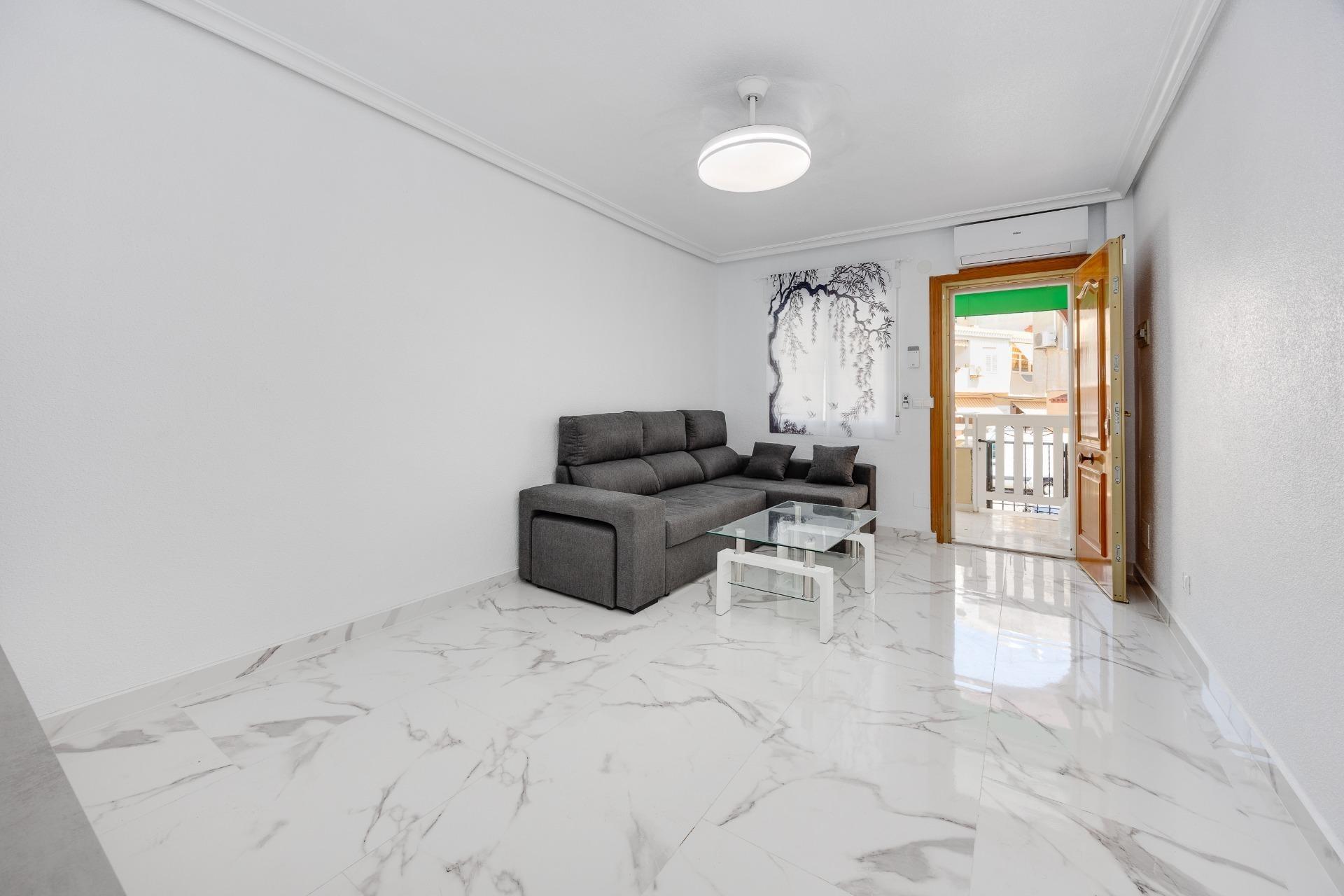 DÚPLEX REFORMADO A UN PASO DE LA PLAYA | TORREVIEJA - foto 9