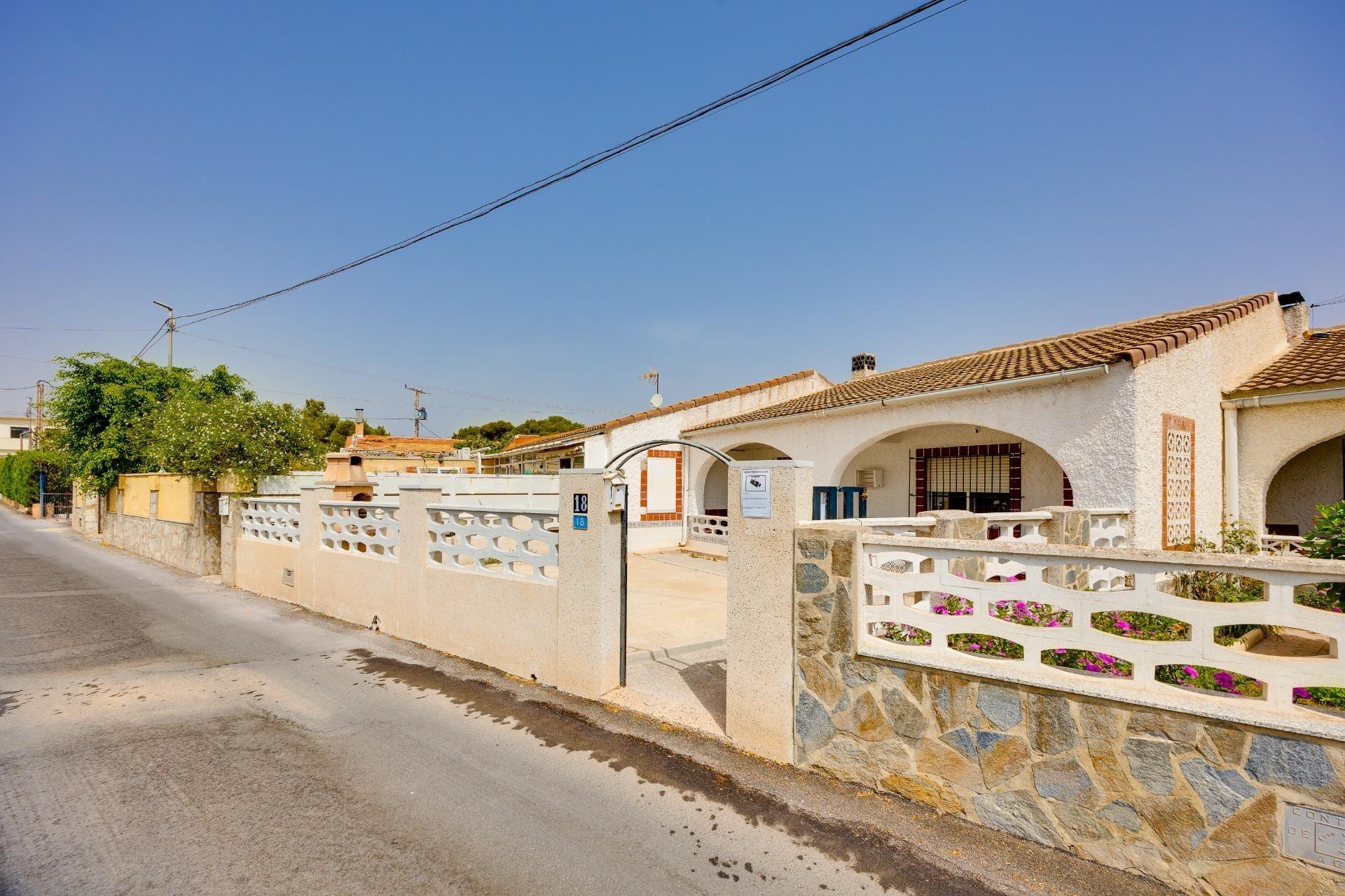 VILLA ADOSADA CON GRAN POTENCIAL | MONTEZENIA – ORIHUELA COS