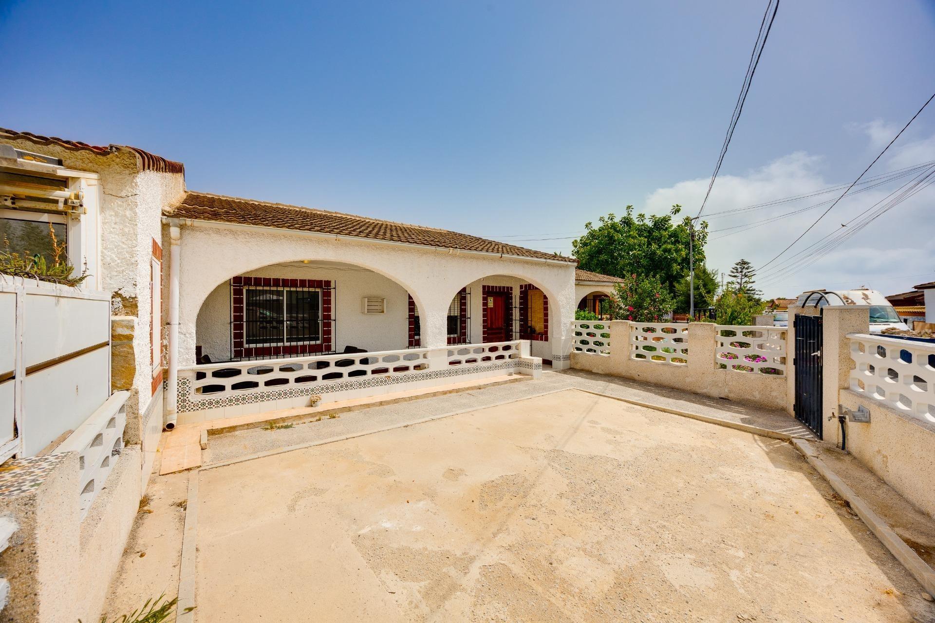 VILLA ADOSADA CON GRAN POTENCIAL | MONTEZENIA – ORIHUELA COS - foto 2