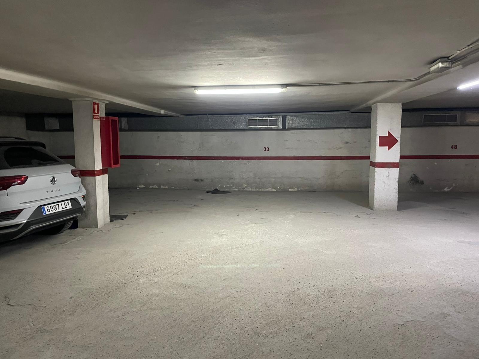 Oportunidad: Parking de 10,8 m2 a metros de Blanquerna y Ave - foto 2