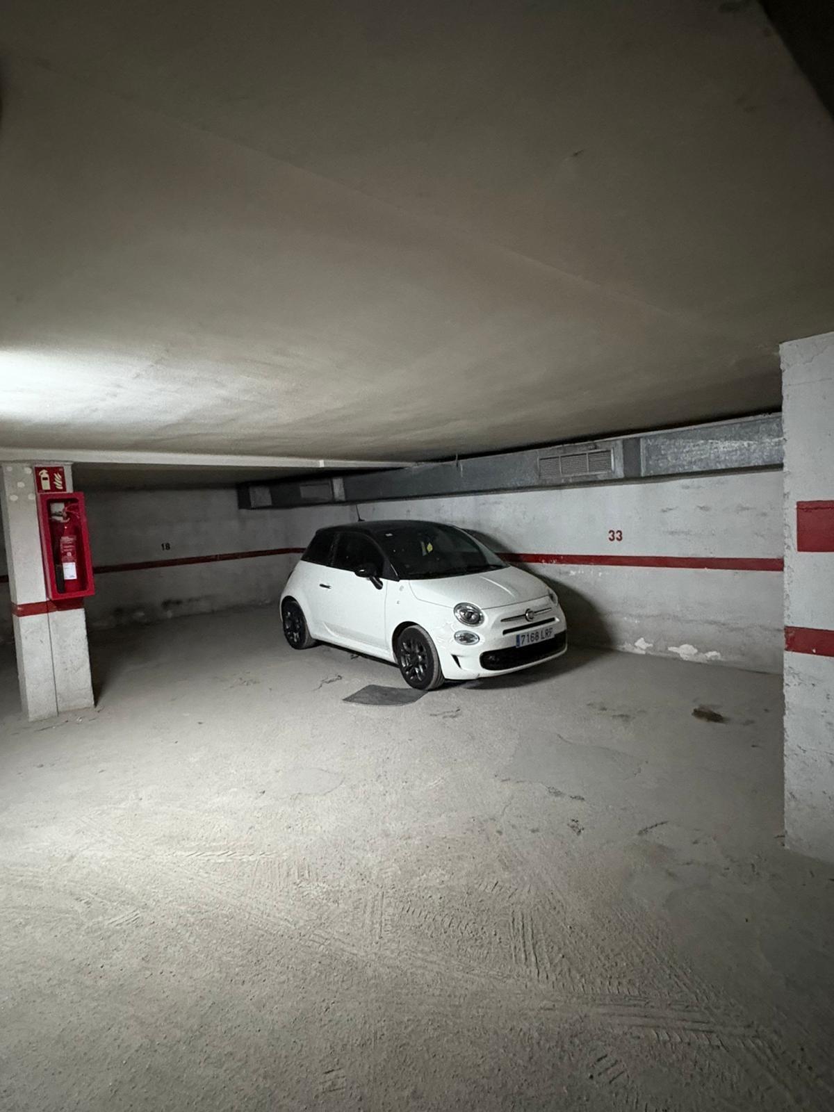Oportunidad: Parking de 10,8 m2 a metros de Blanquerna y Ave - foto 3