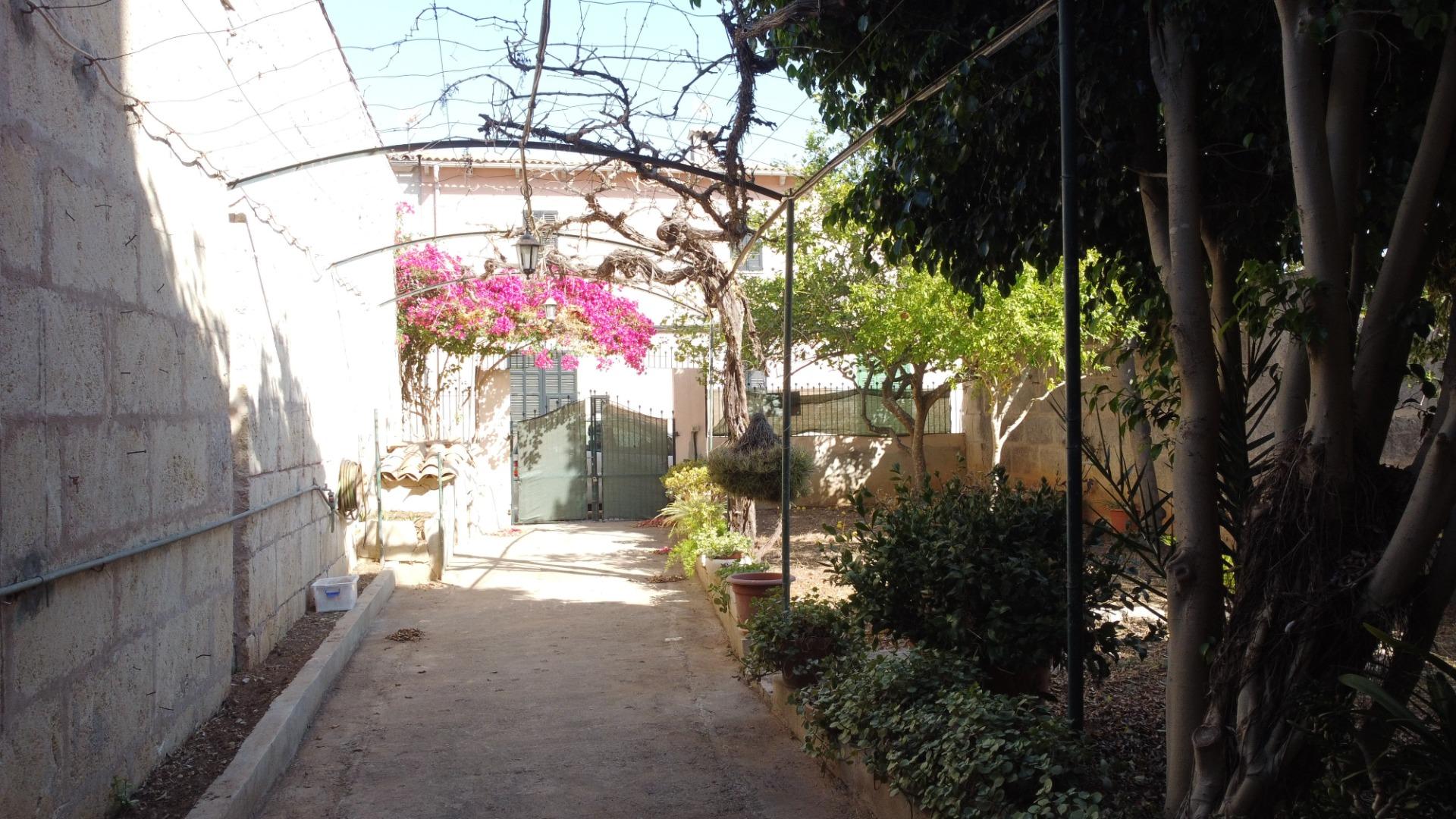 Auténtica casa mallorquina con jardín, amplios garajes y gra
