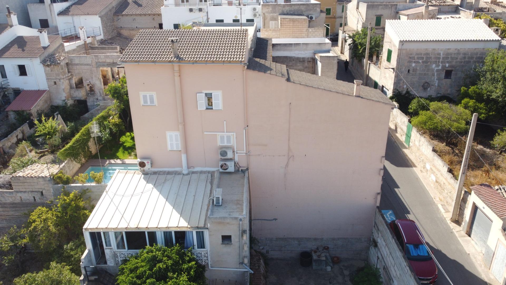 Auténtica casa mallorquina con jardín, amplios garajes y gra - foto 3