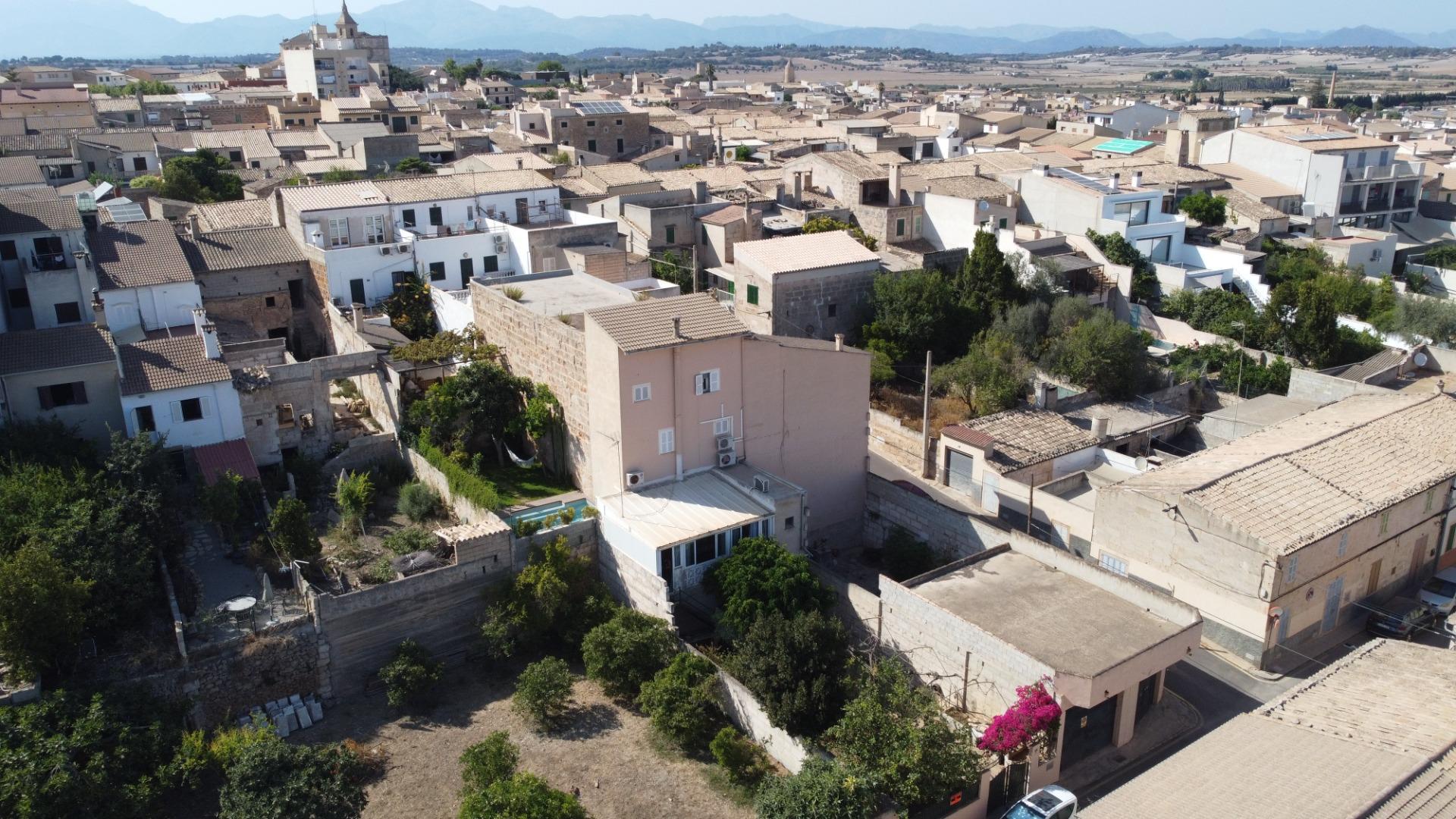 Auténtica casa mallorquina con jardín, amplios garajes y gra - foto 4