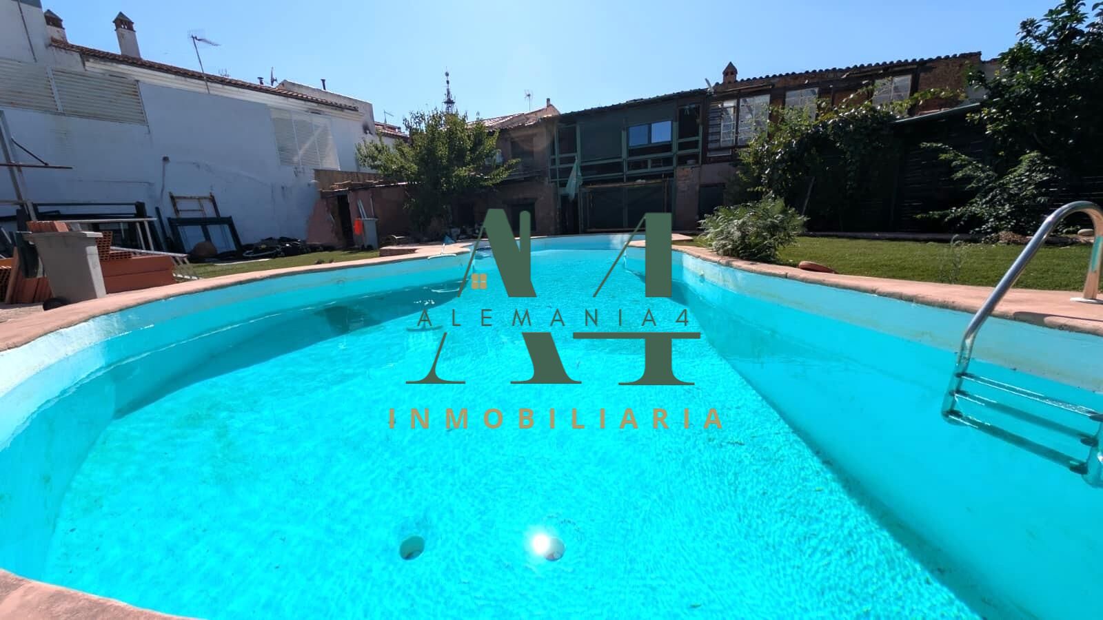 Impresionante Chalet Semireformado en el Corazón de Cáceres 