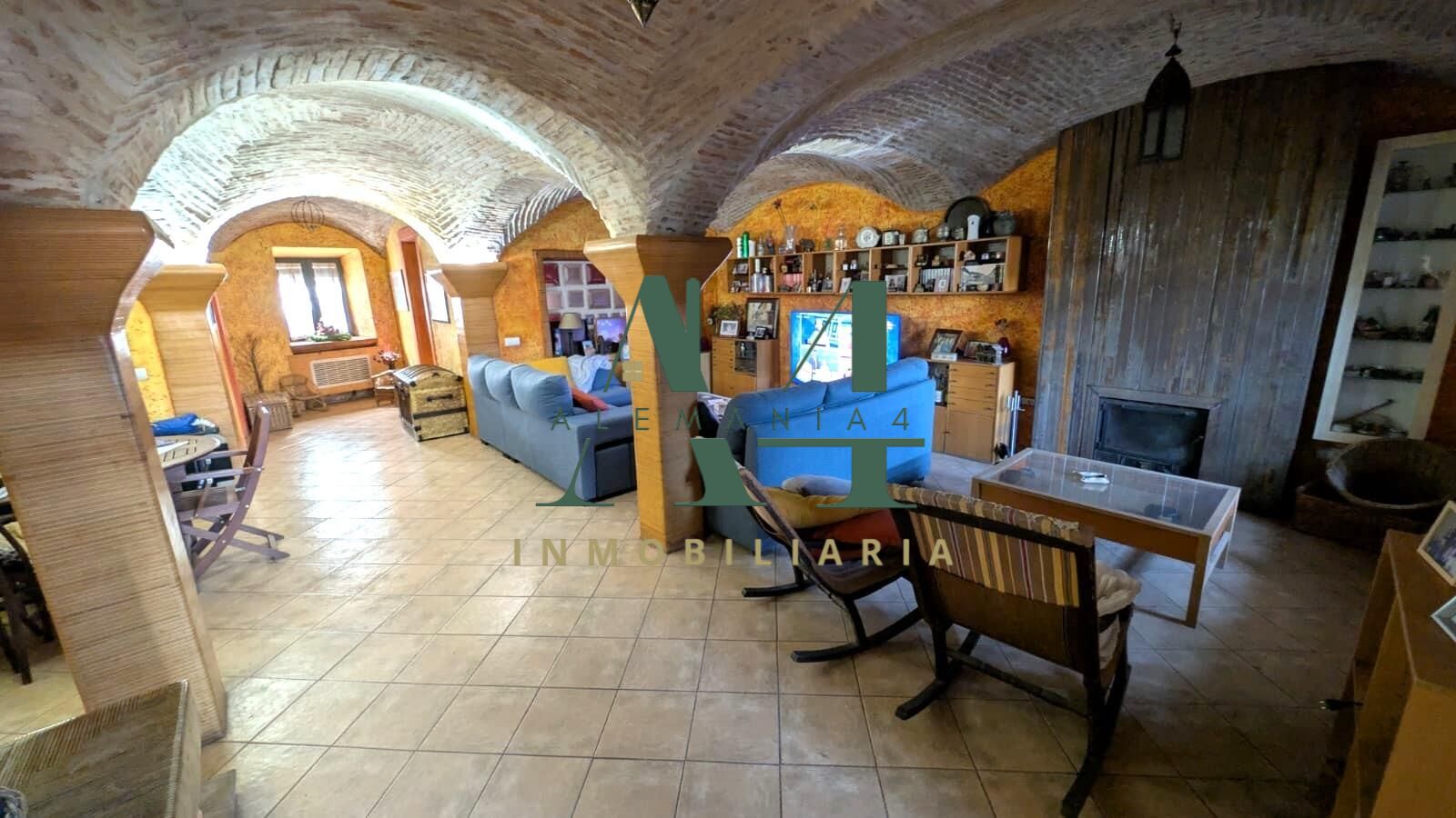 Impresionante Chalet Semireformado en el Corazón de Cáceres  - foto 11