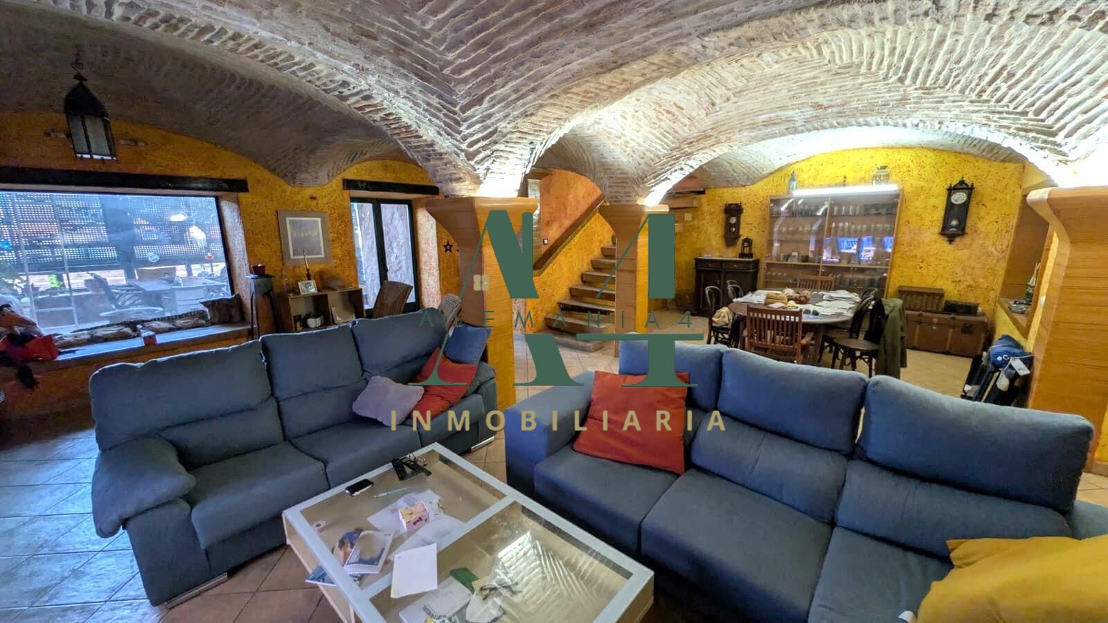 Impresionante Chalet Semireformado en el Corazón de Cáceres  - foto 13