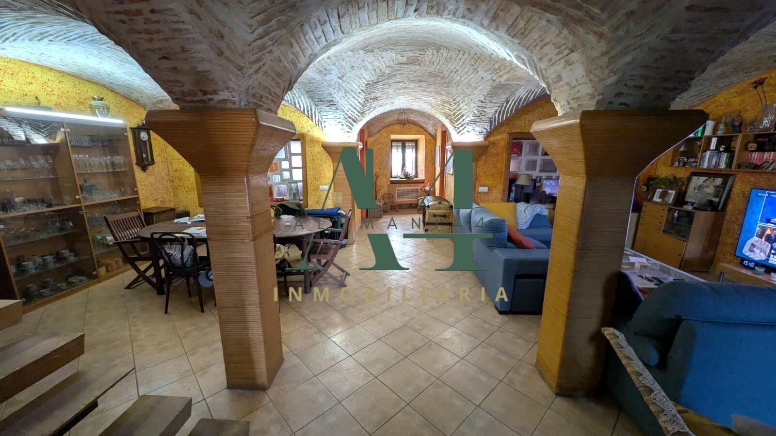 Impresionante Chalet Semireformado en el Corazón de Cáceres  - foto 8