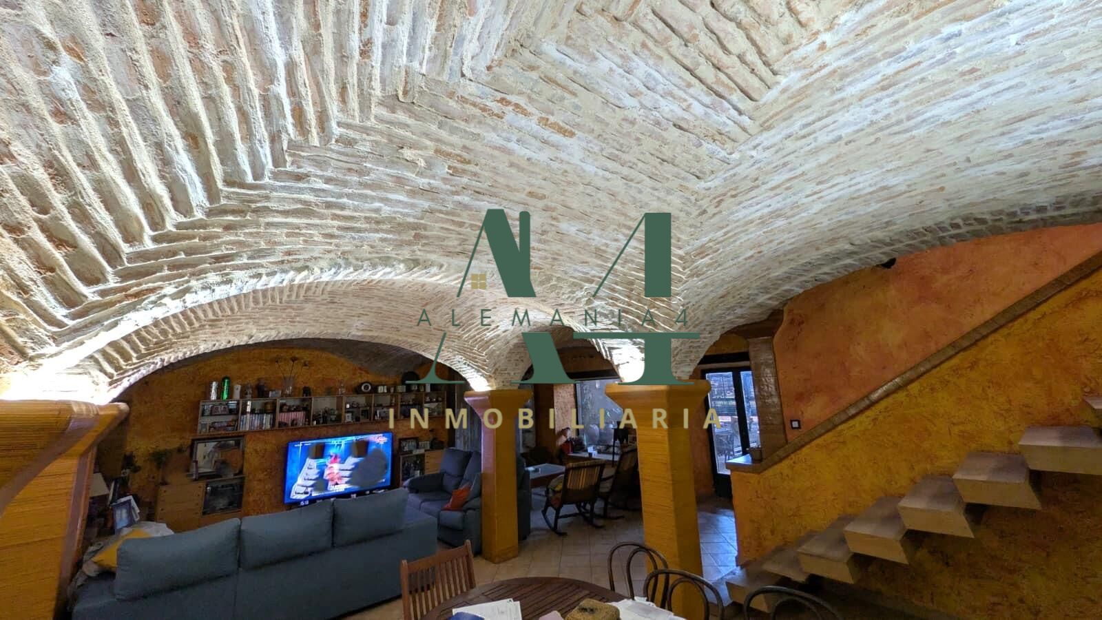 Impresionante Chalet Semireformado en el Corazón de Cáceres  - foto 10