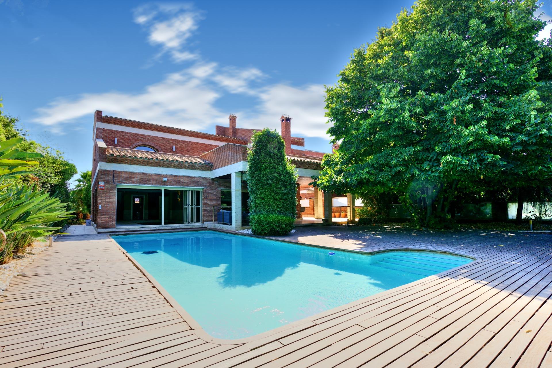 Exclusiva Villa de Autor en Vilafortuny: Arquitectura Patrim