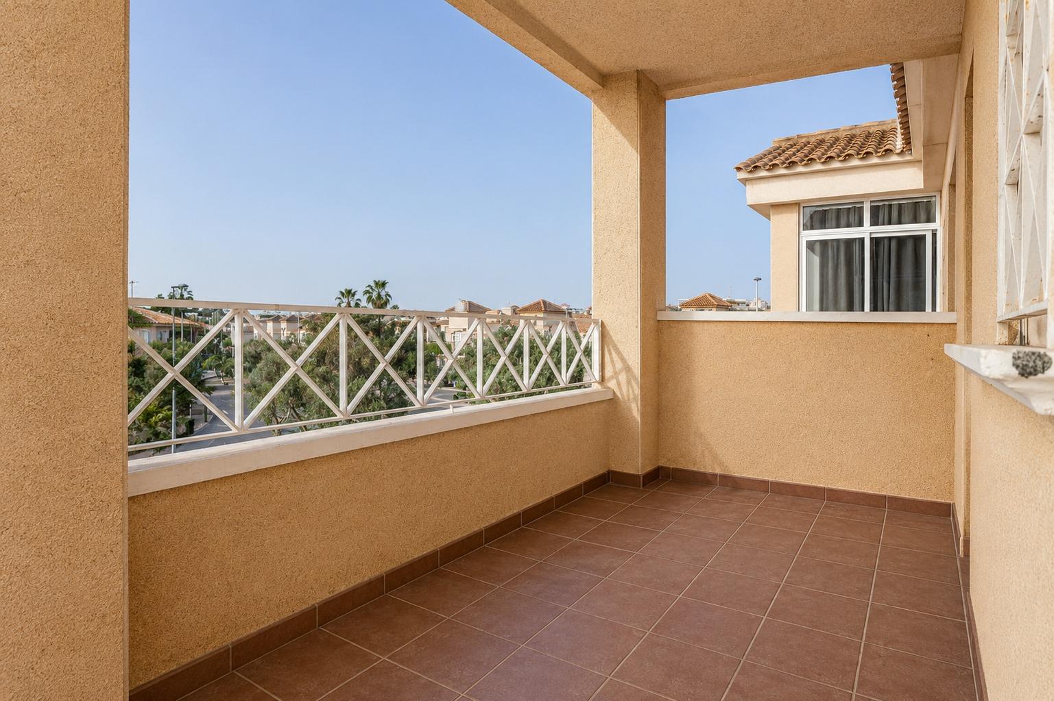 Bungalow planta alta de 2 hab con solárium privado y vistas  - foto 2