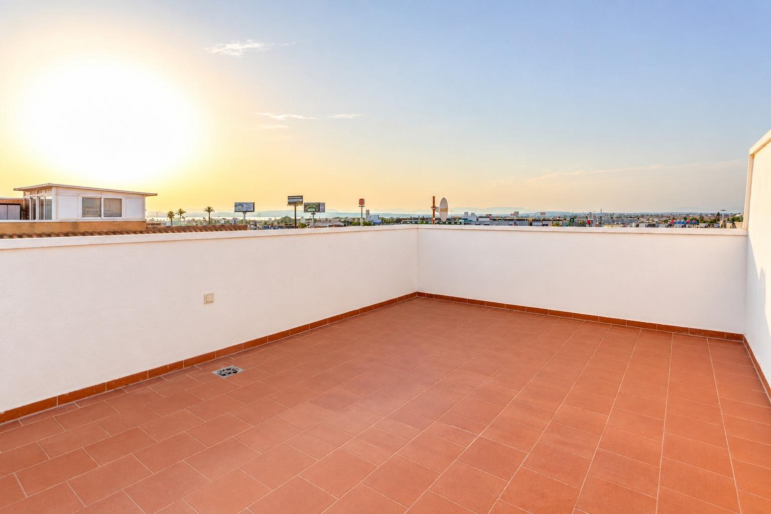 Bungalow planta alta de 2 hab con solárium privado y vistas  - foto 17