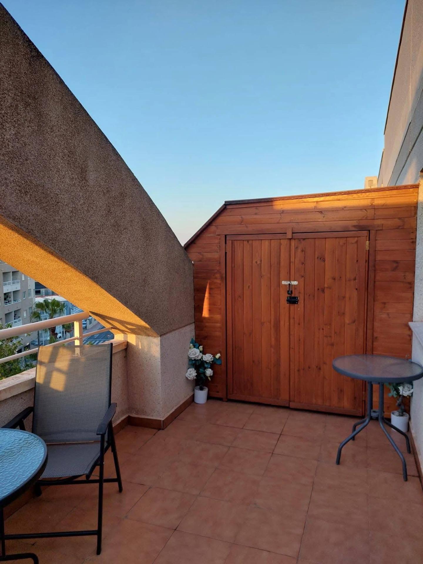 Ático de 2 dormitorios con piscina comunitaria en excelente  - foto 2