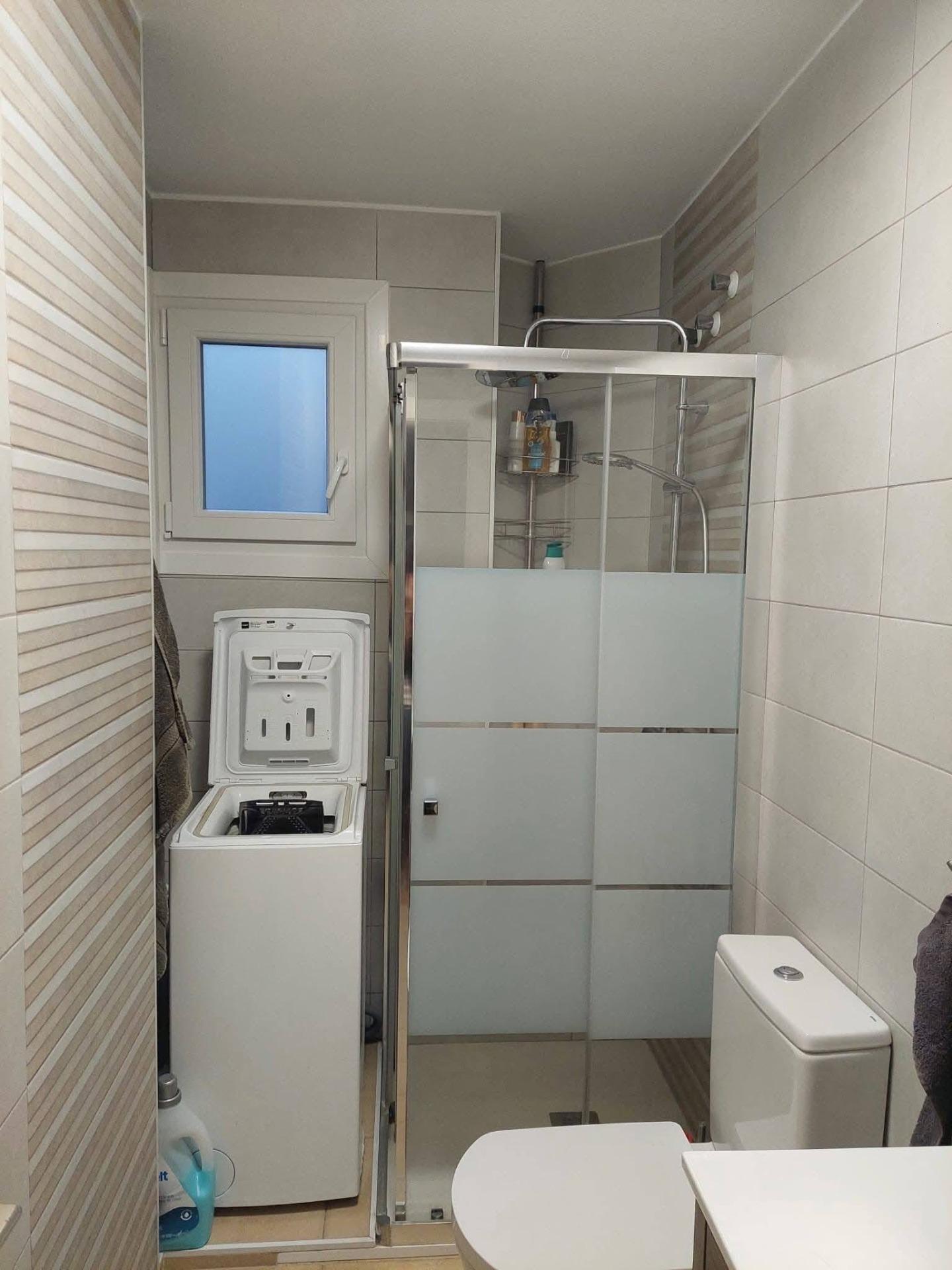 Ático de 2 dormitorios con piscina comunitaria en excelente  - foto 11