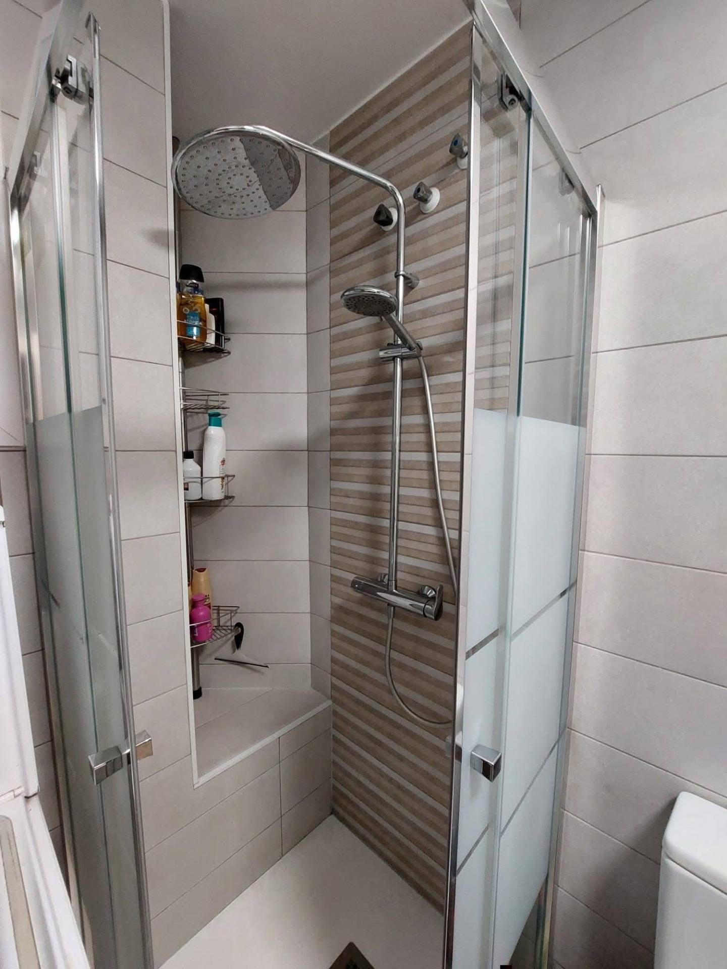 Ático de 2 dormitorios con piscina comunitaria en excelente  - foto 12
