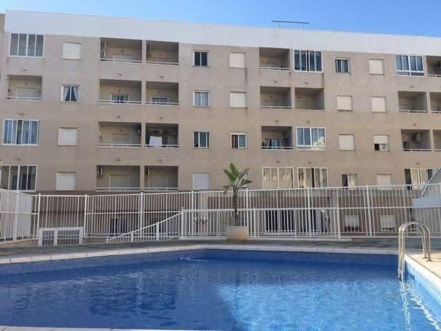Ático de 2 dormitorios con piscina comunitaria en excelente  - foto 13