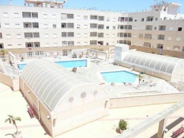 Ático de 2 dormitorios con piscina comunitaria en excelente  - foto 14