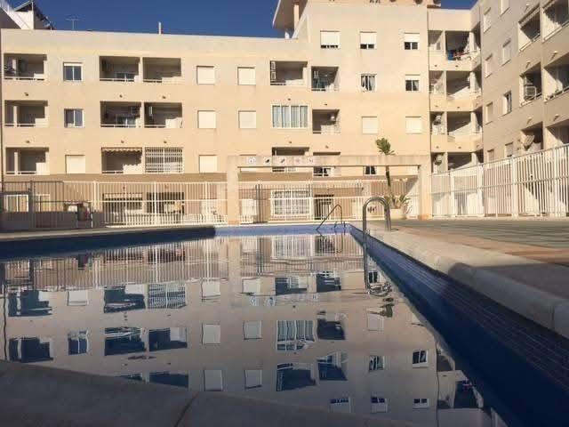 Ático de 2 dormitorios con piscina comunitaria en excelente  - foto 15