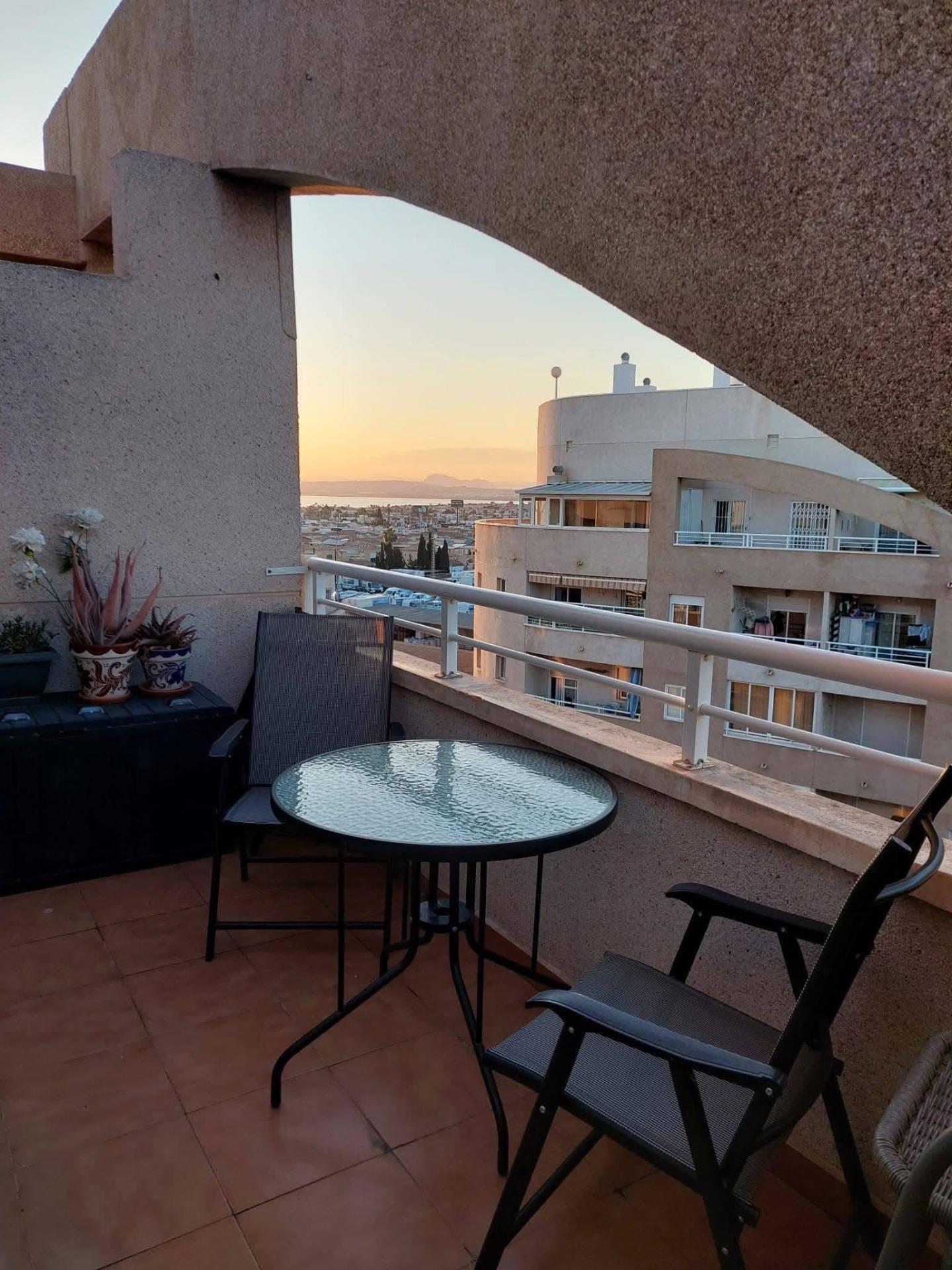 Ático de 2 dormitorios con piscina comunitaria en excelente  - foto 3