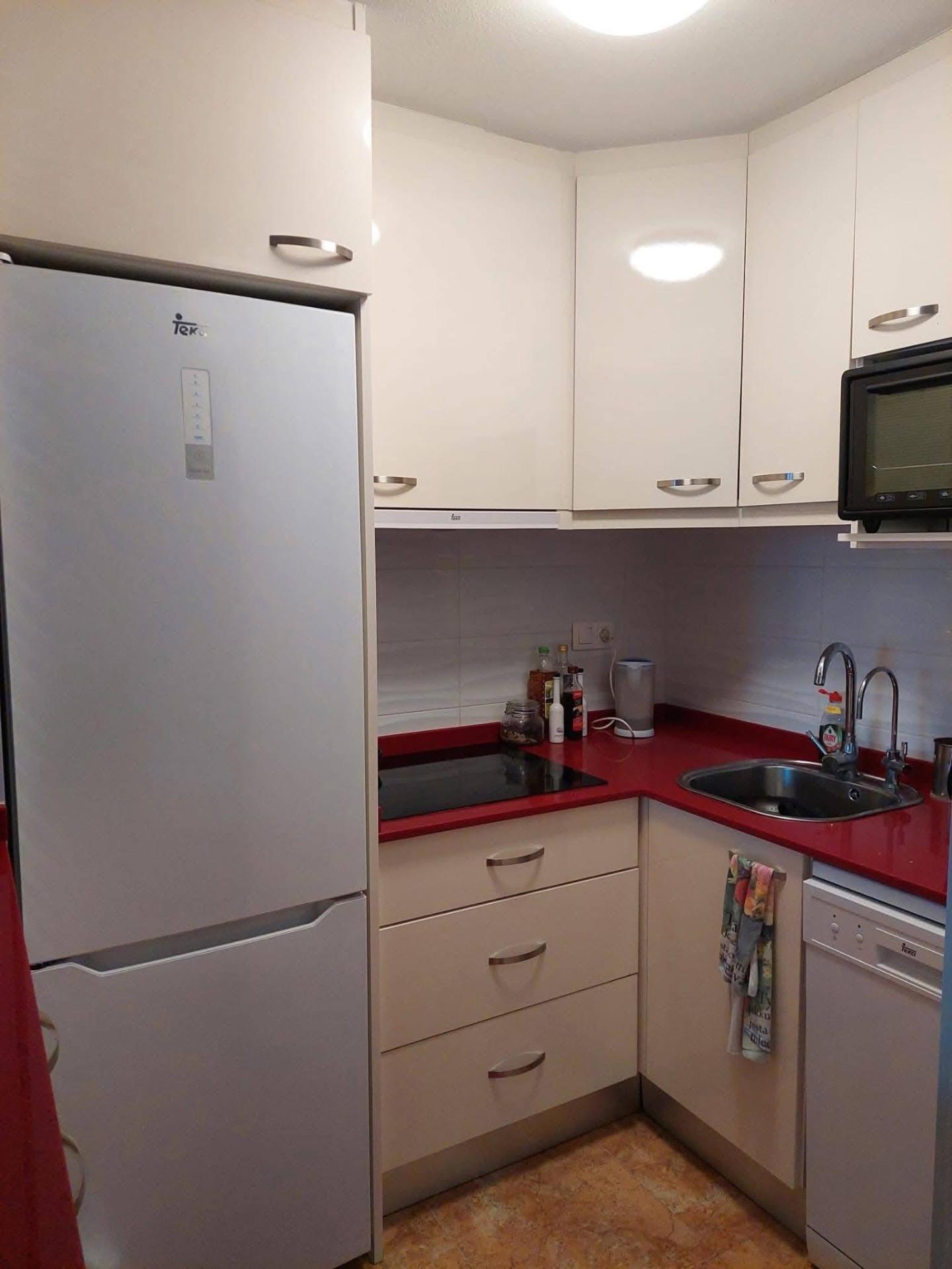 Ático de 2 dormitorios con piscina comunitaria en excelente  - foto 5