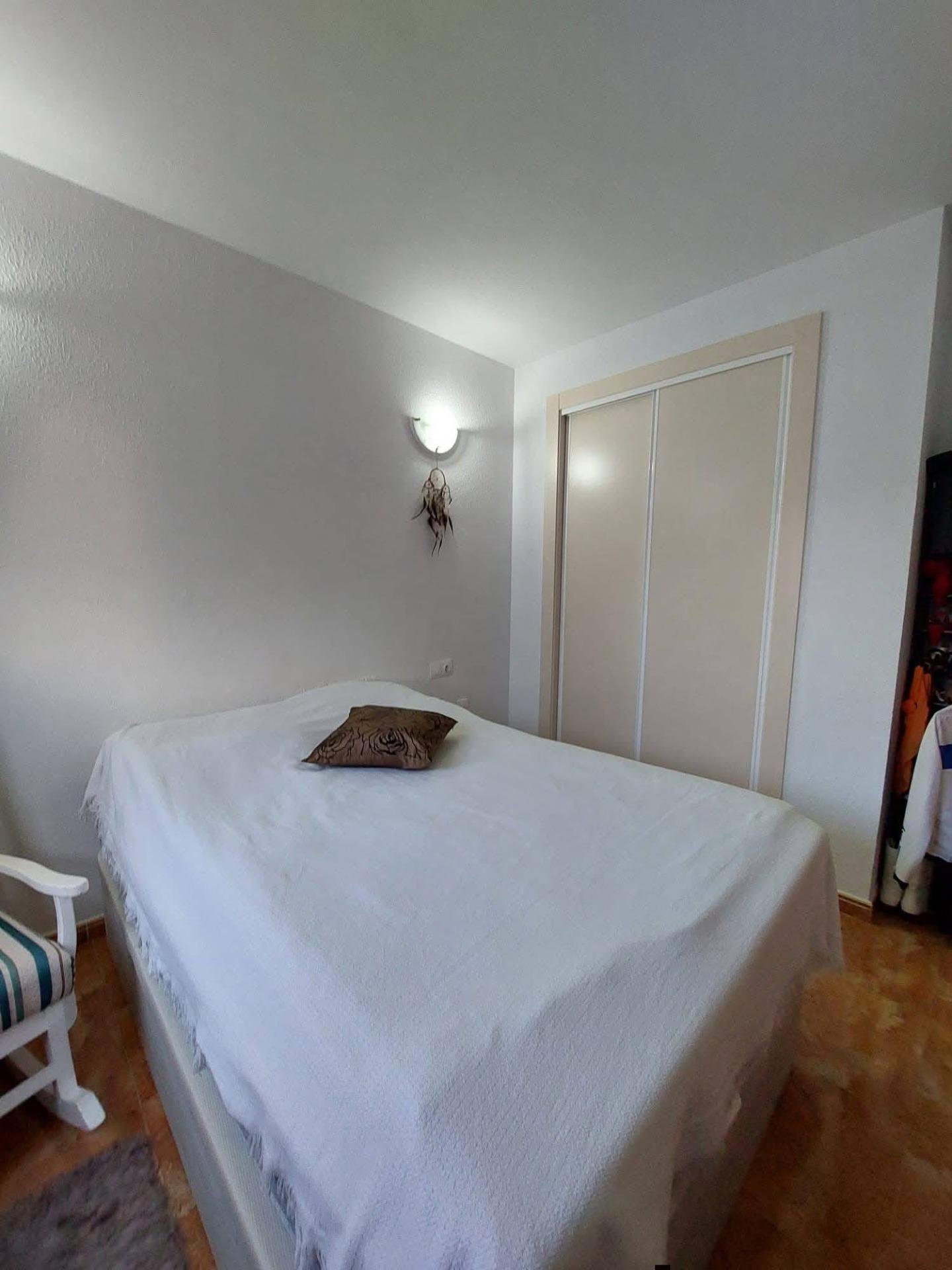 Ático de 2 dormitorios con piscina comunitaria en excelente  - foto 8