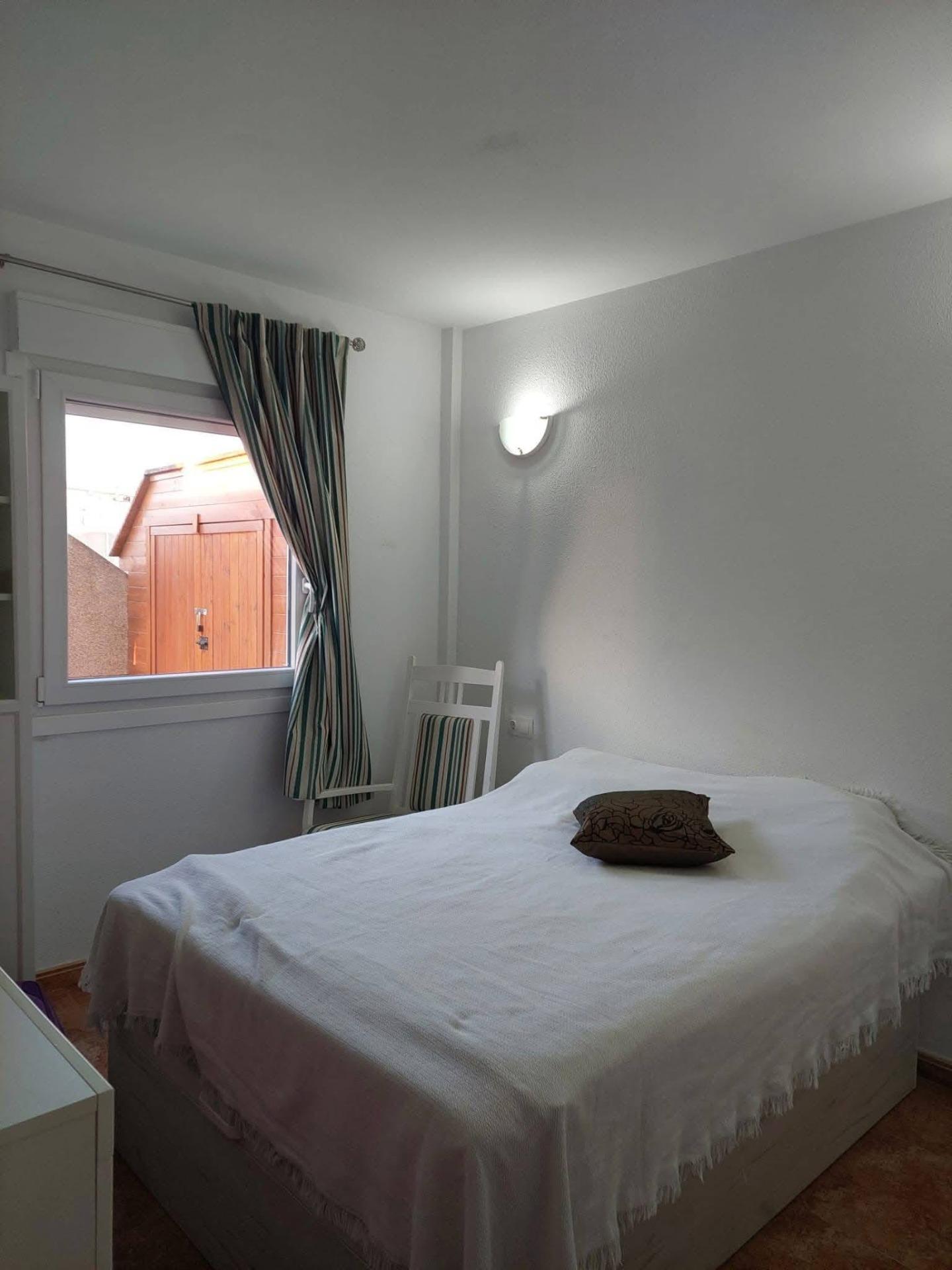 Ático de 2 dormitorios con piscina comunitaria en excelente  - foto 9