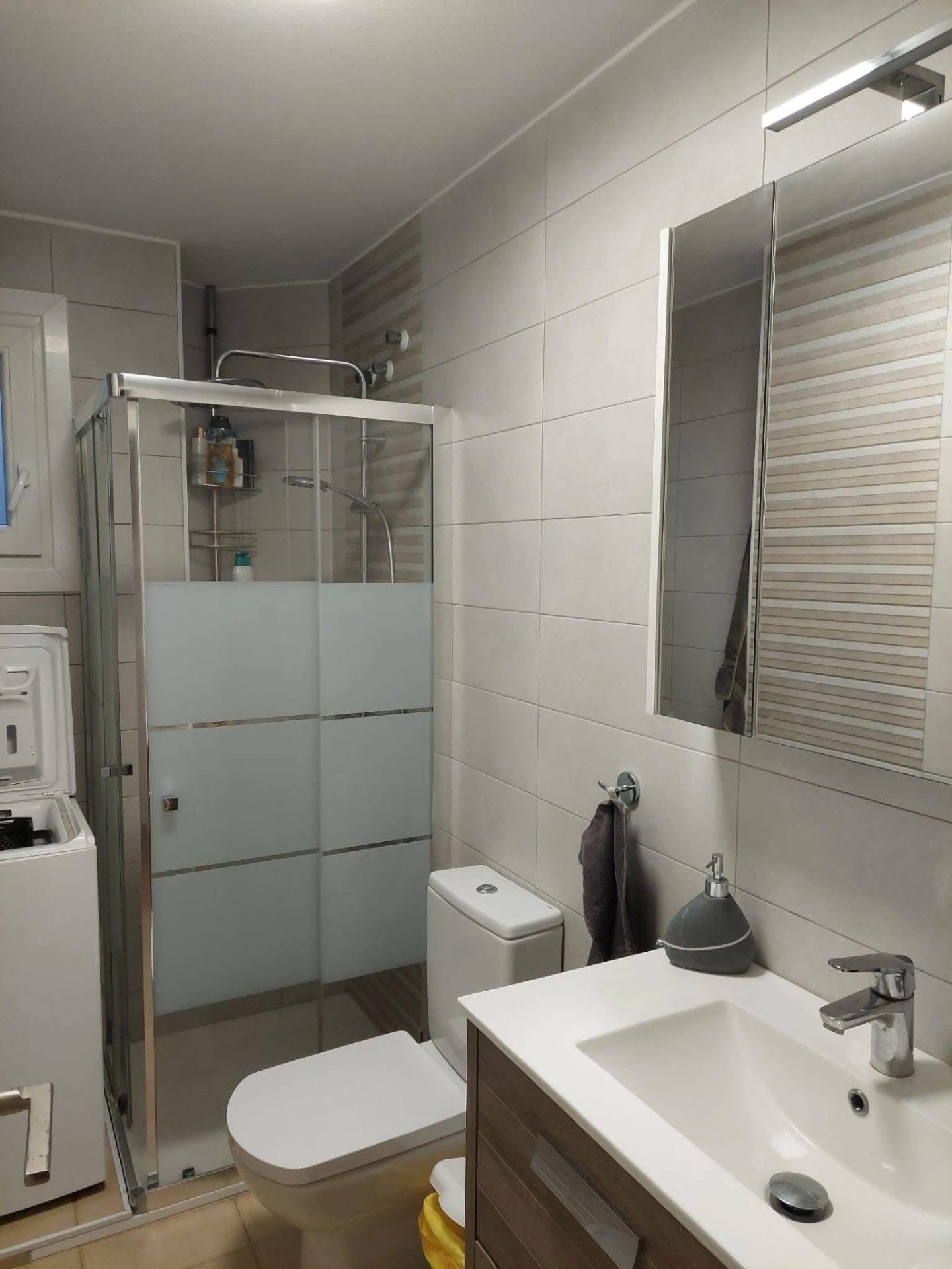 Ático de 2 dormitorios con piscina comunitaria en excelente  - foto 10